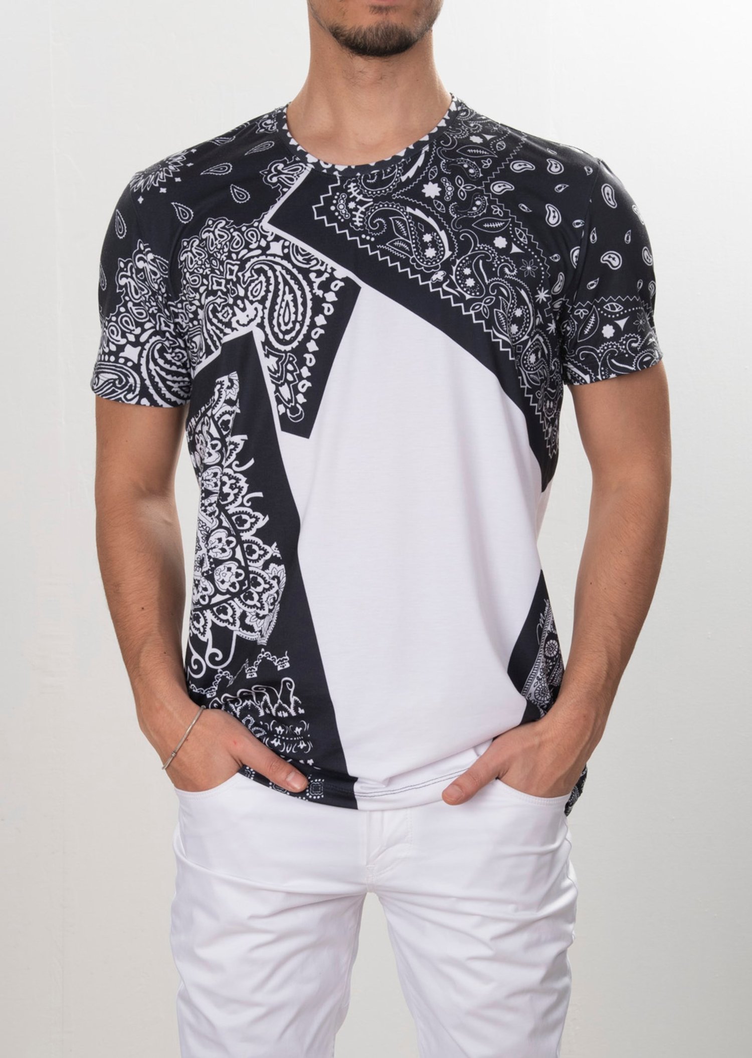 Beyaz Şal Desenli Bisiklet Yaka Tshirt