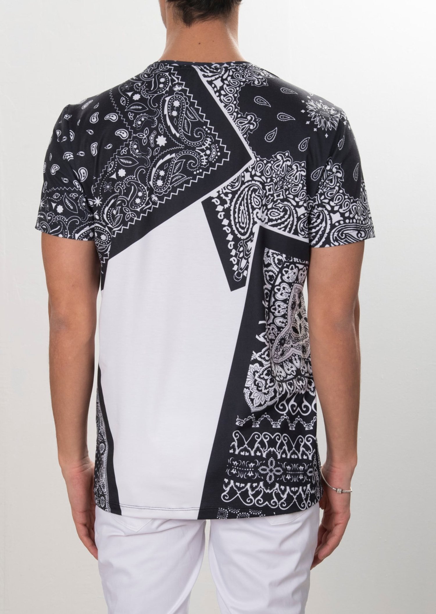 Beyaz Şal Desenli Bisiklet Yaka Tshirt