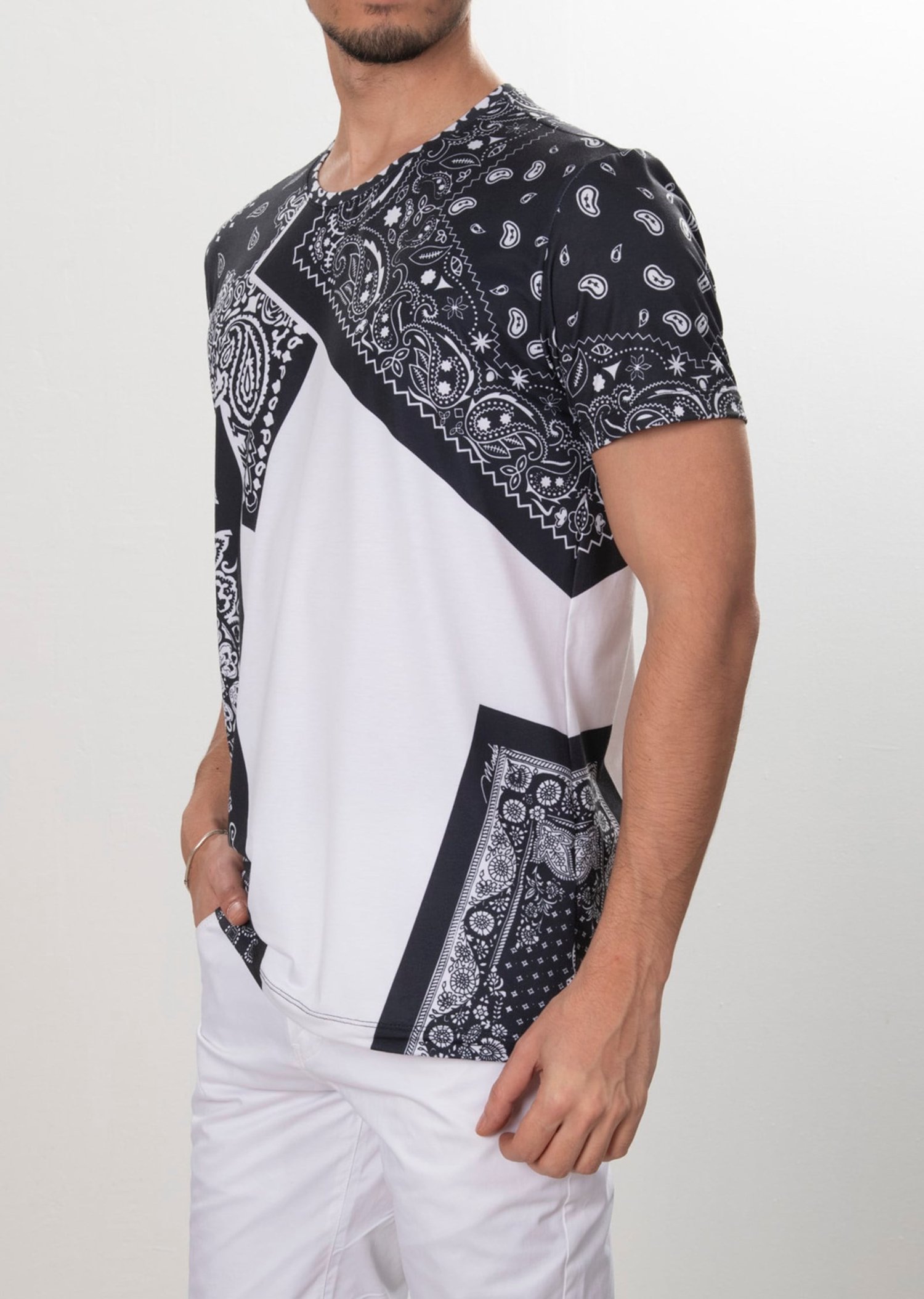 Beyaz Şal Desenli Bisiklet Yaka Tshirt