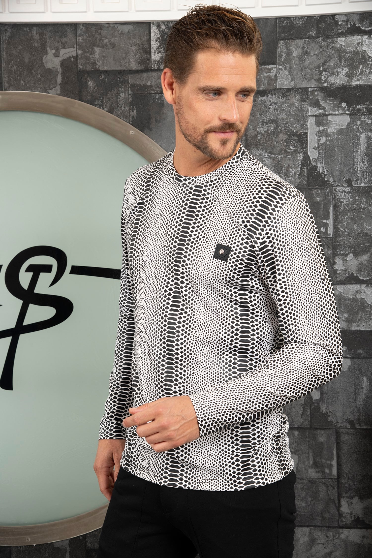 Beyaz Siyah Süet Baskı Detaylı Sweatshirt