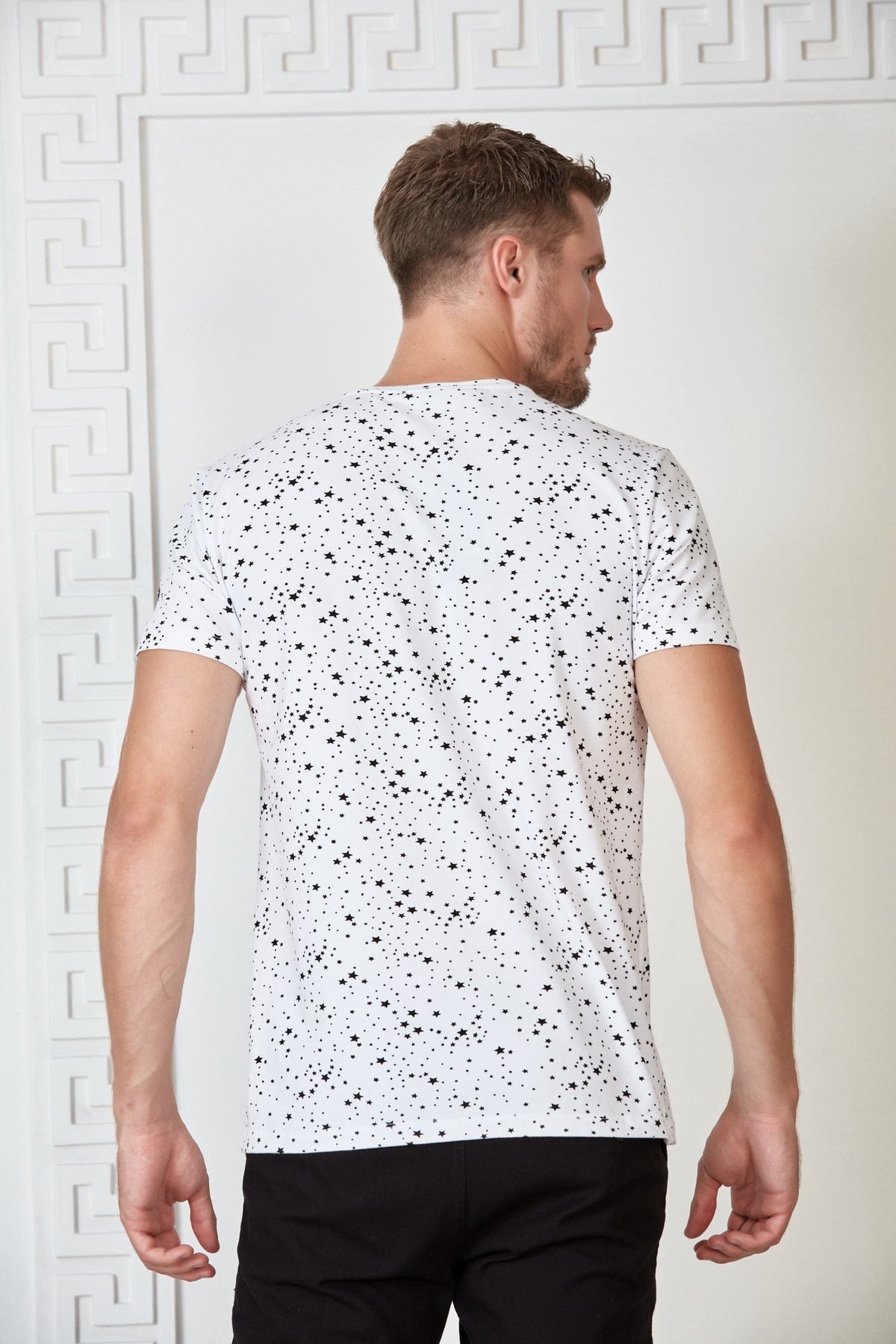 Beyaz Yıldız Desenli Göğsü Cepli Fermuar ve Şerit Detaylı T-Shirt