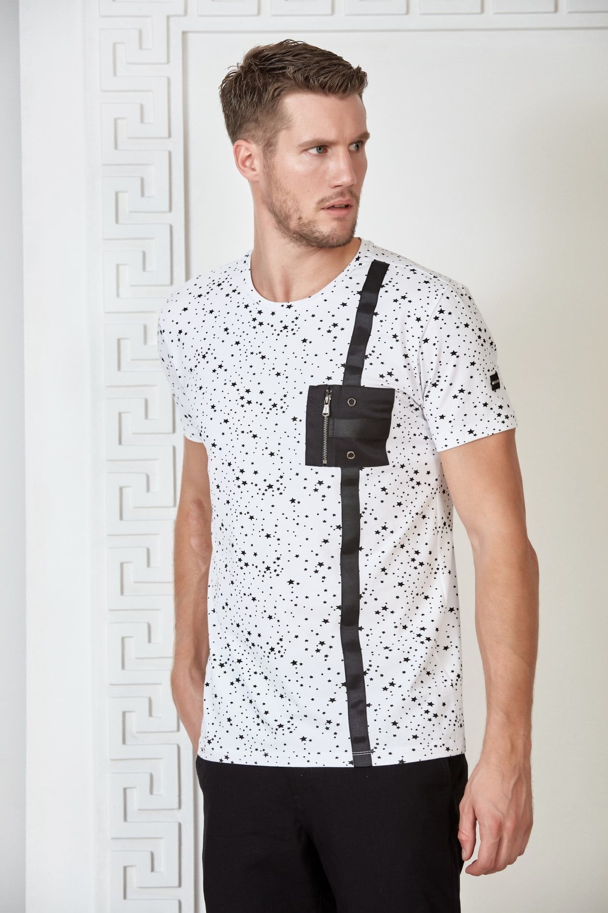 Beyaz Yıldız Desenli Göğsü Cepli Fermuar ve Şerit Detaylı T-Shirt