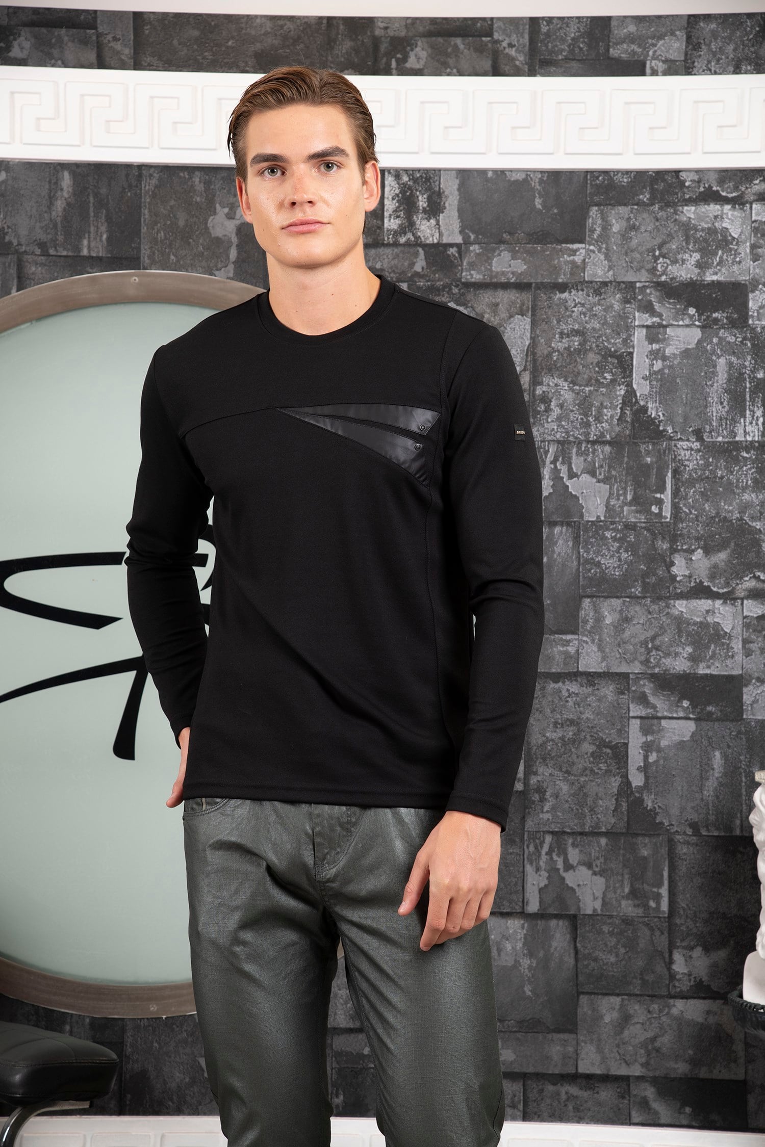 Deri Detaylı Siyah Sweatshirt