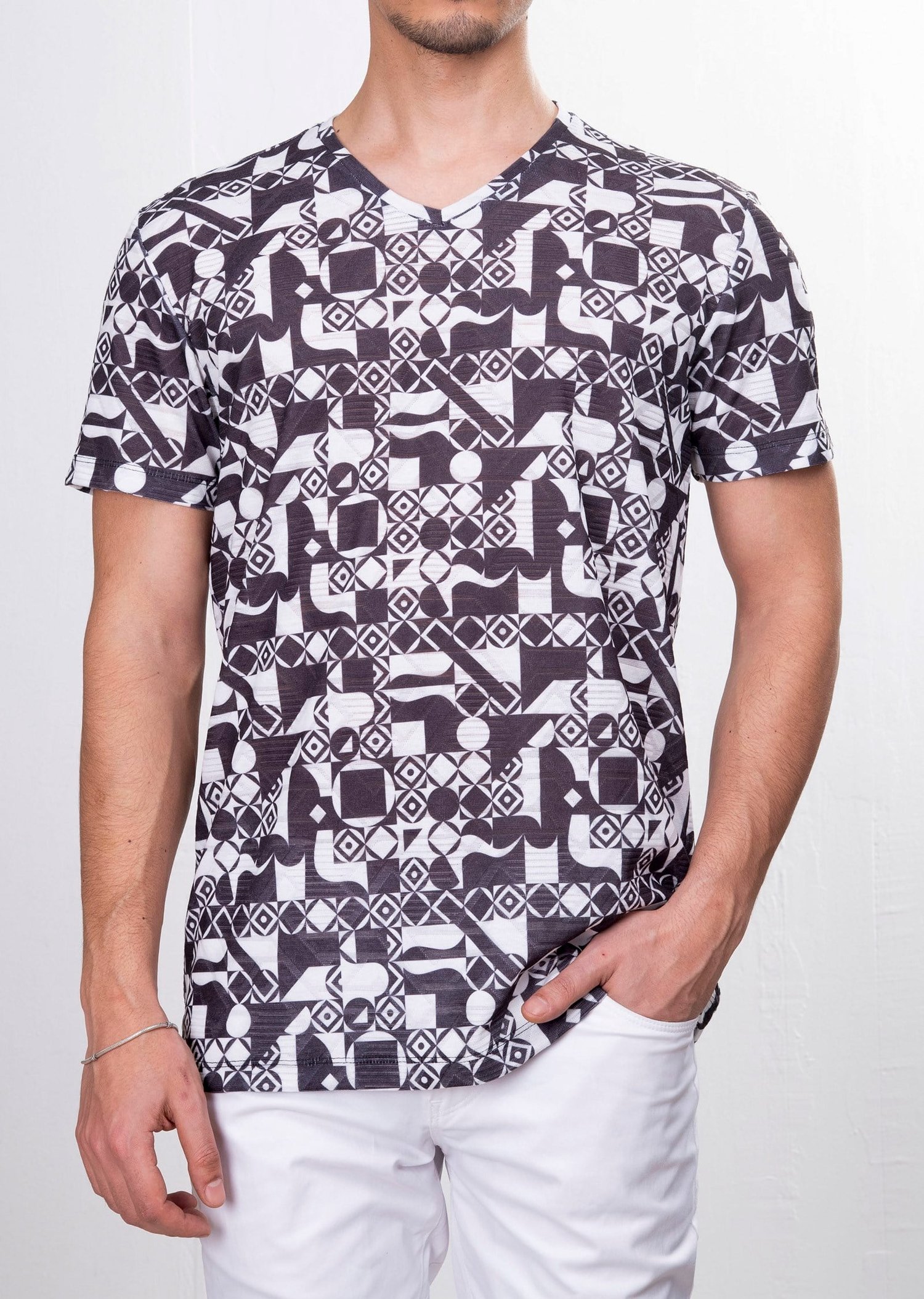 Geometrik Desenli V Yaka T-Shirt
