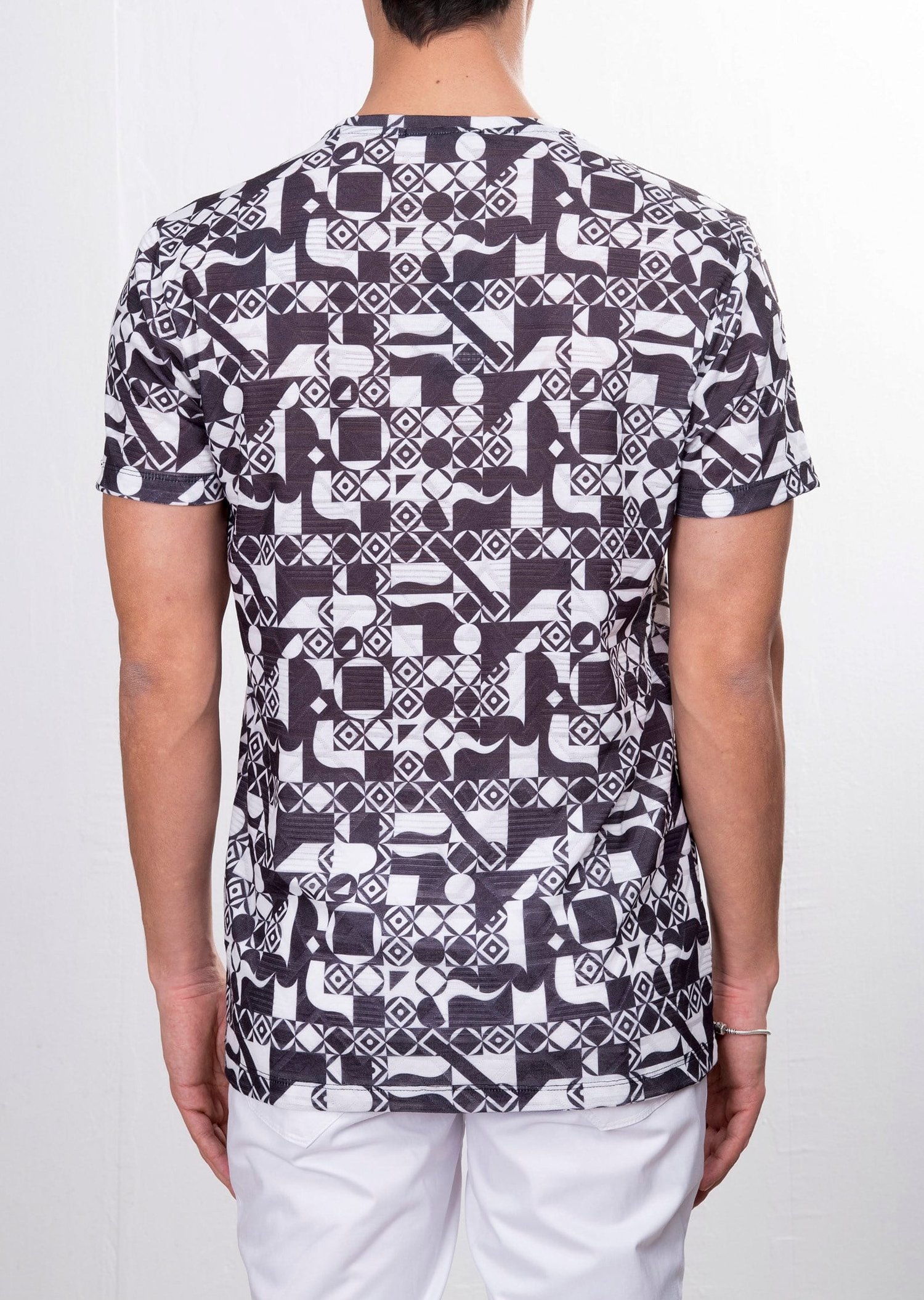 Geometrik Desenli V Yaka T-Shirt