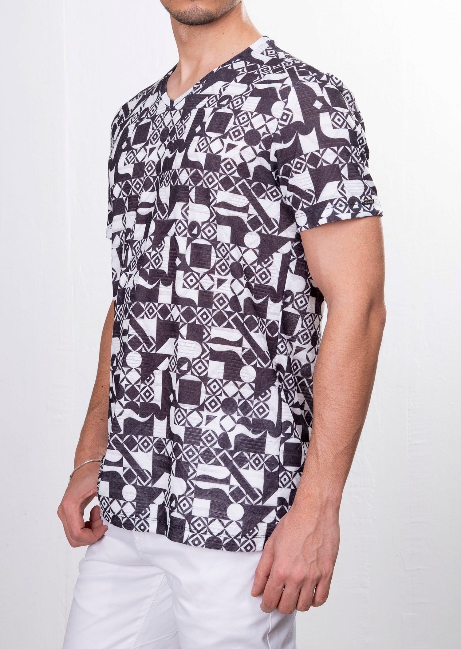Geometrik Desenli V Yaka T-Shirt