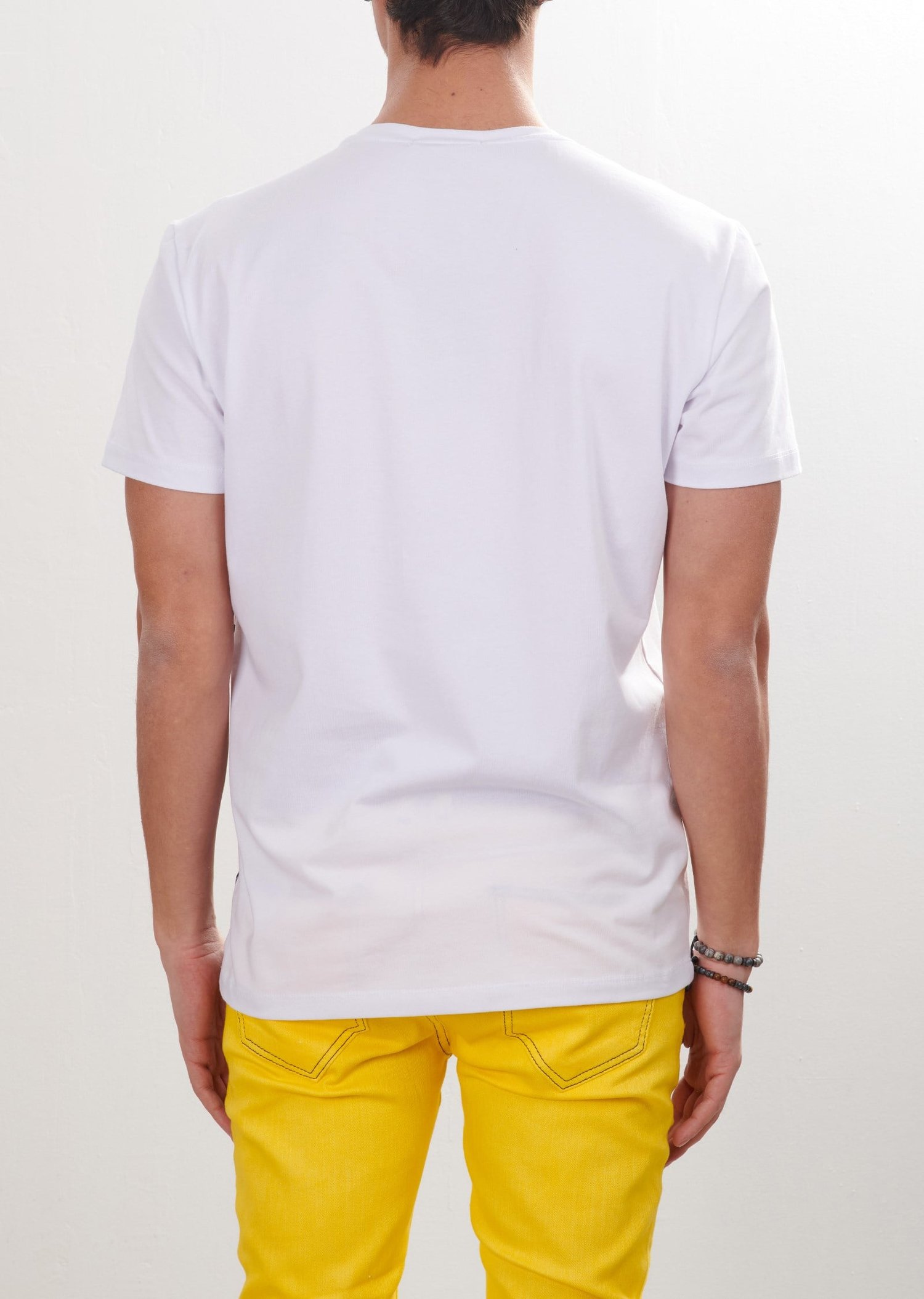 Harf Desenli Beyaz Oval Yaka T-Shirt