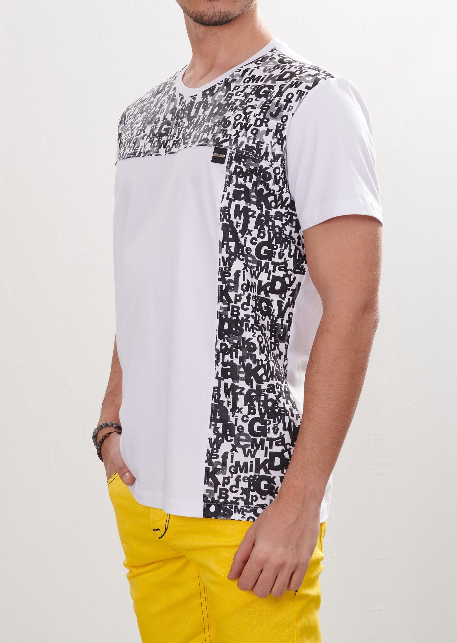 Harf Desenli Beyaz Oval Yaka T-Shirt