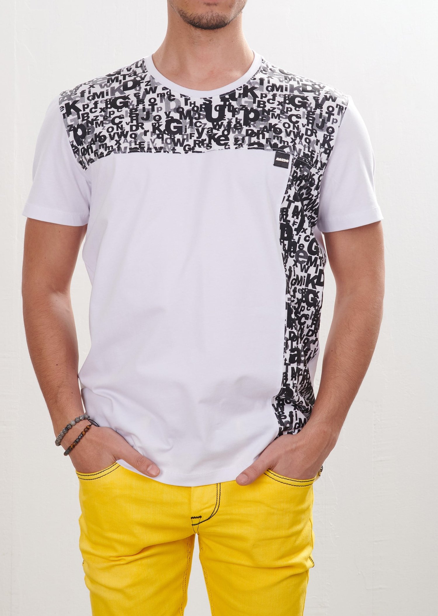 Harf Desenli Beyaz Oval Yaka T-Shirt