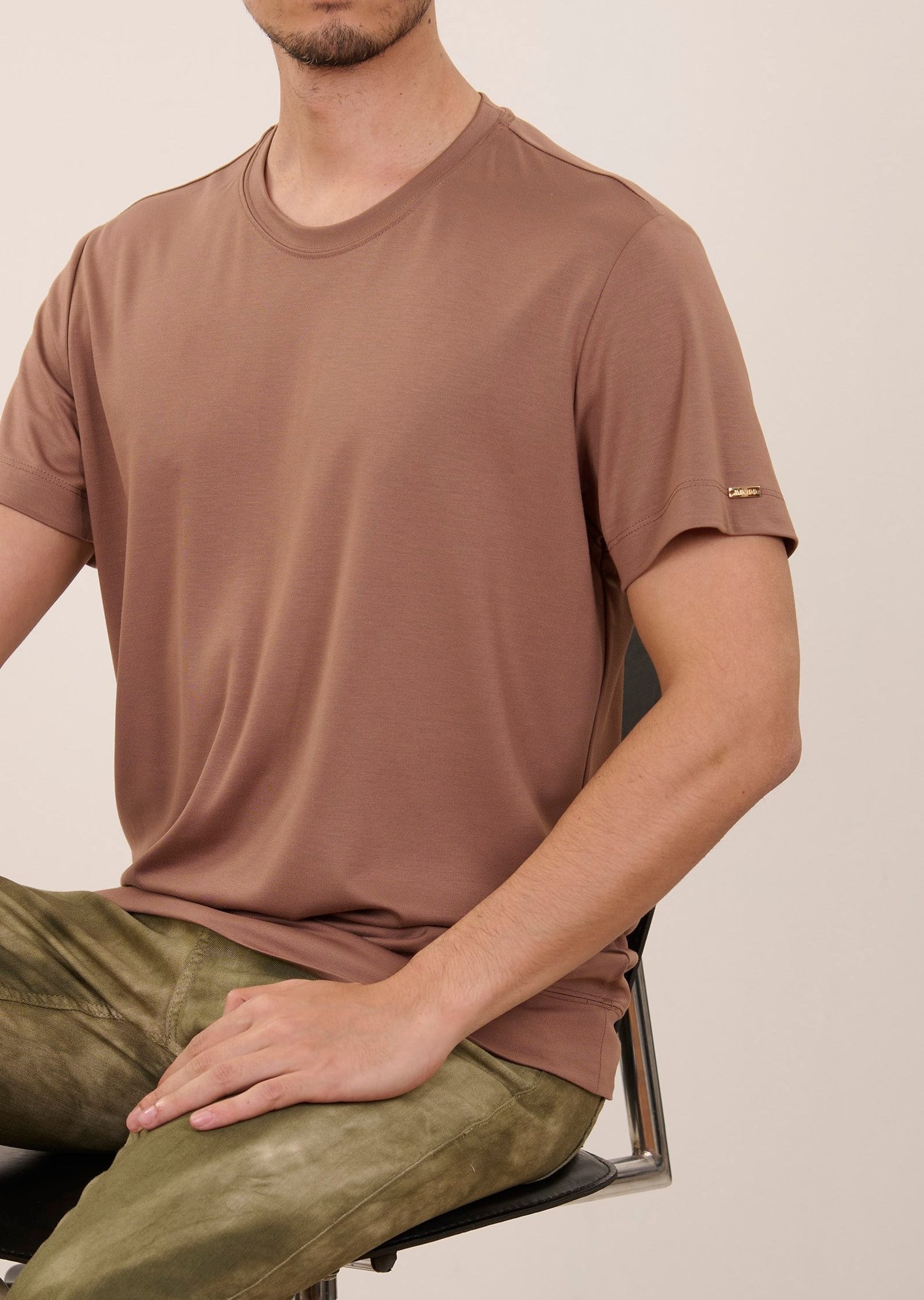 Kahve İnterlok Metal Logo Detaylı Bisiklet Yaka T-Shirt