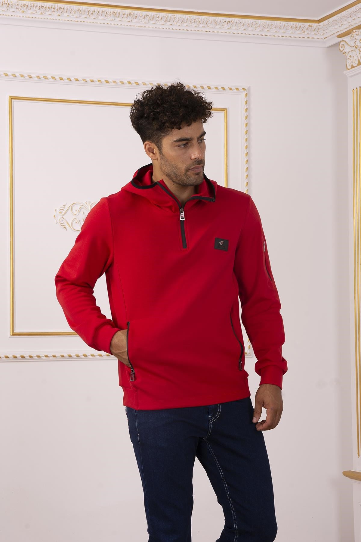 Kırmızı Kapüşonlu Sweatshirt