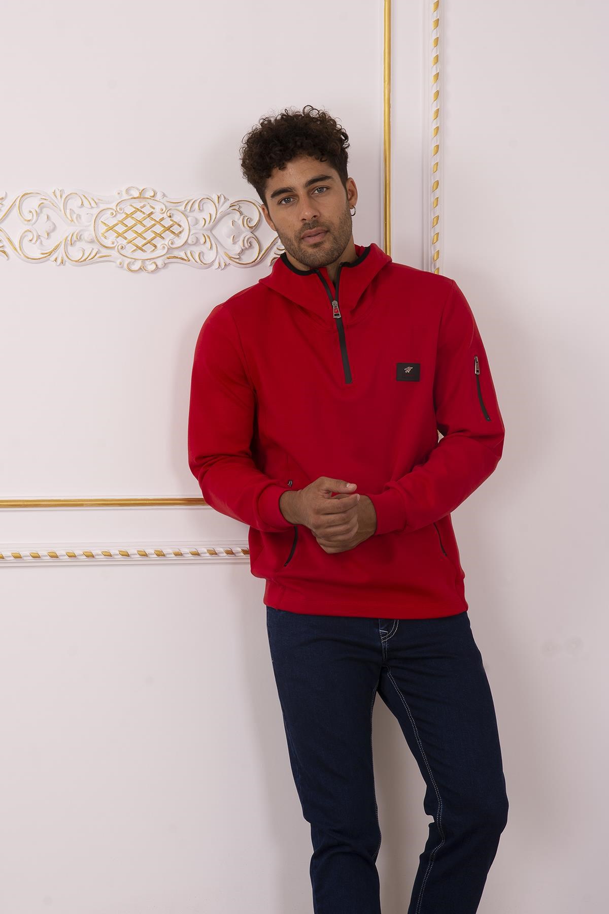 Kırmızı Kapüşonlu Sweatshirt
