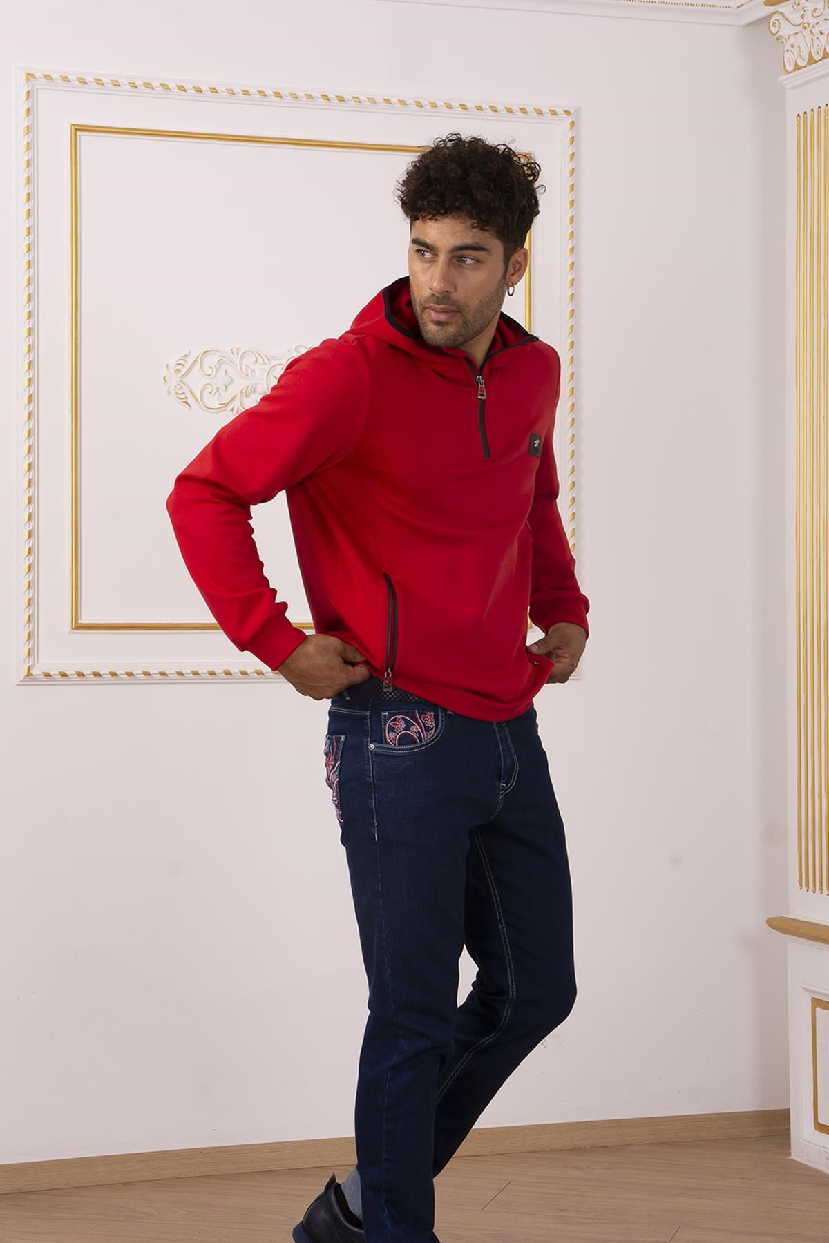 Kırmızı Kapüşonlu Sweatshirt