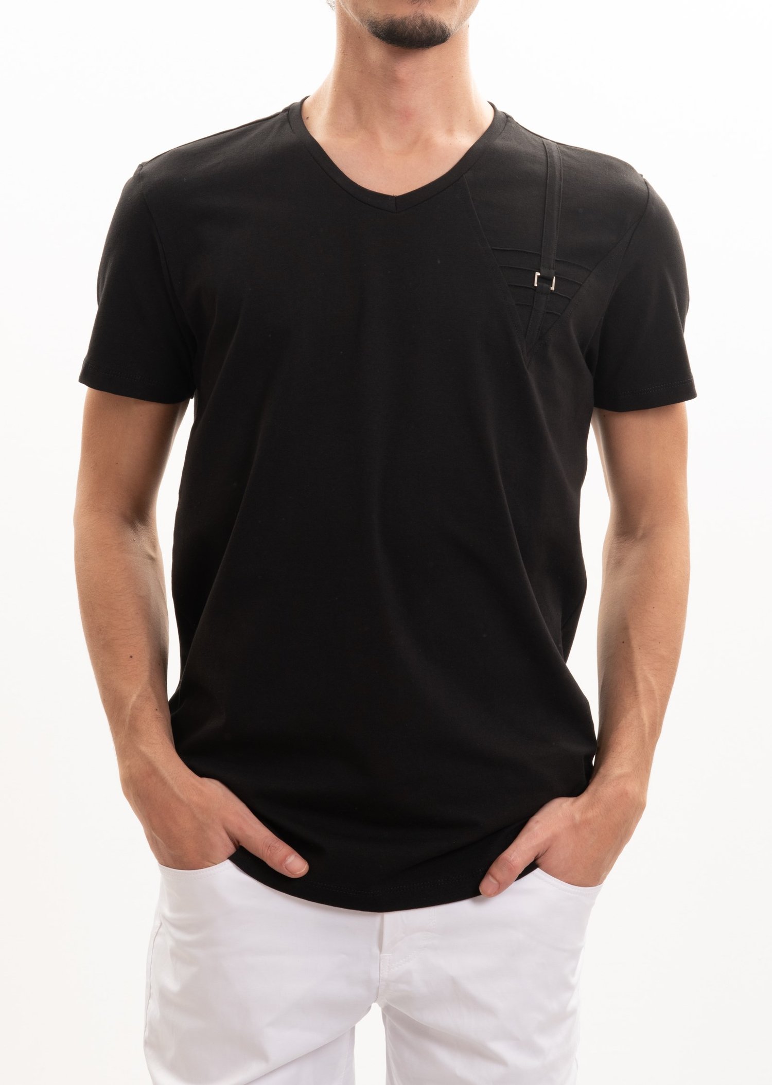 Metal Detaylı V Yaka T-Shirt