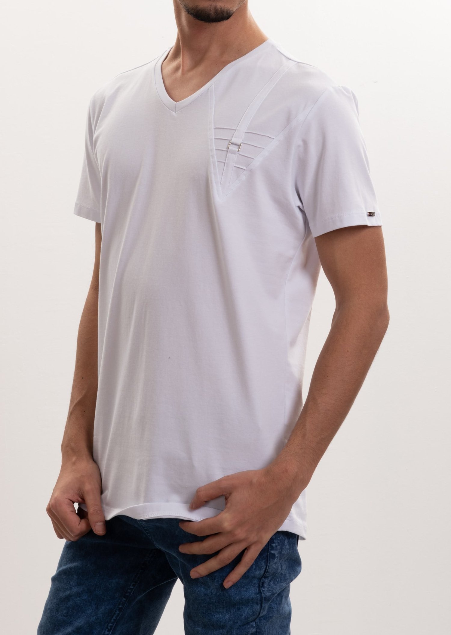 Metal Detaylı V Yaka T-Shirt
