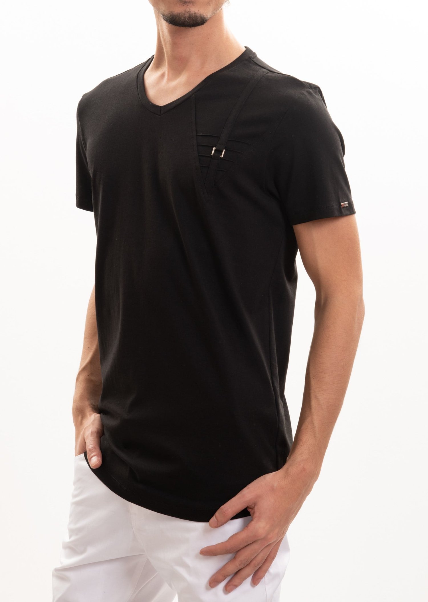 Metal Detaylı V Yaka T-Shirt