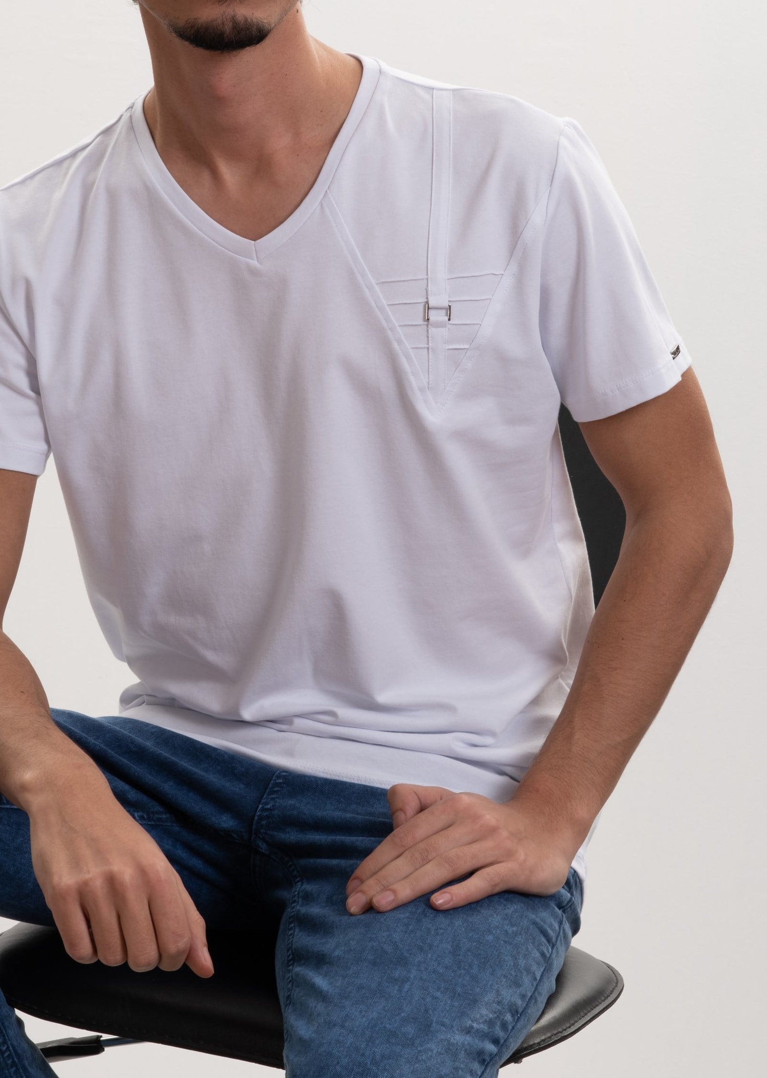 Metal Detaylı V Yaka T-Shirt