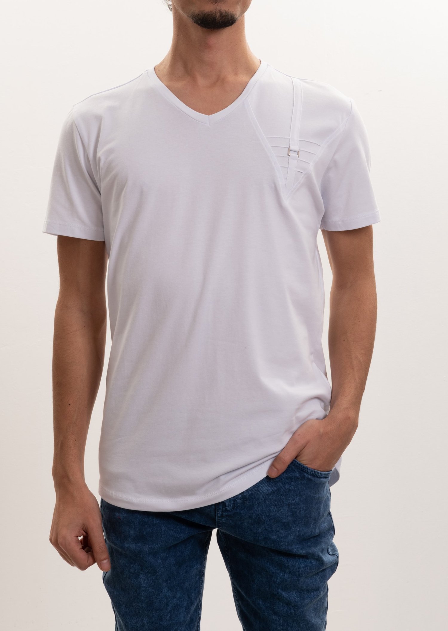 Metal Detaylı V Yaka T-Shirt
