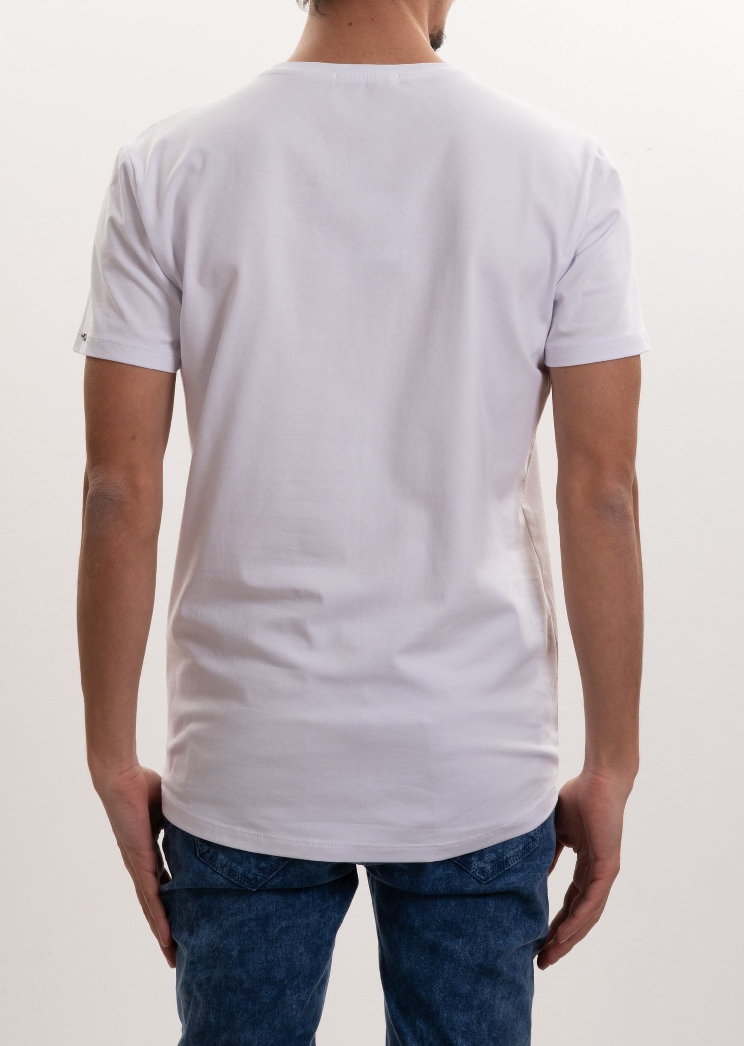 Metal Detaylı V Yaka T-Shirt