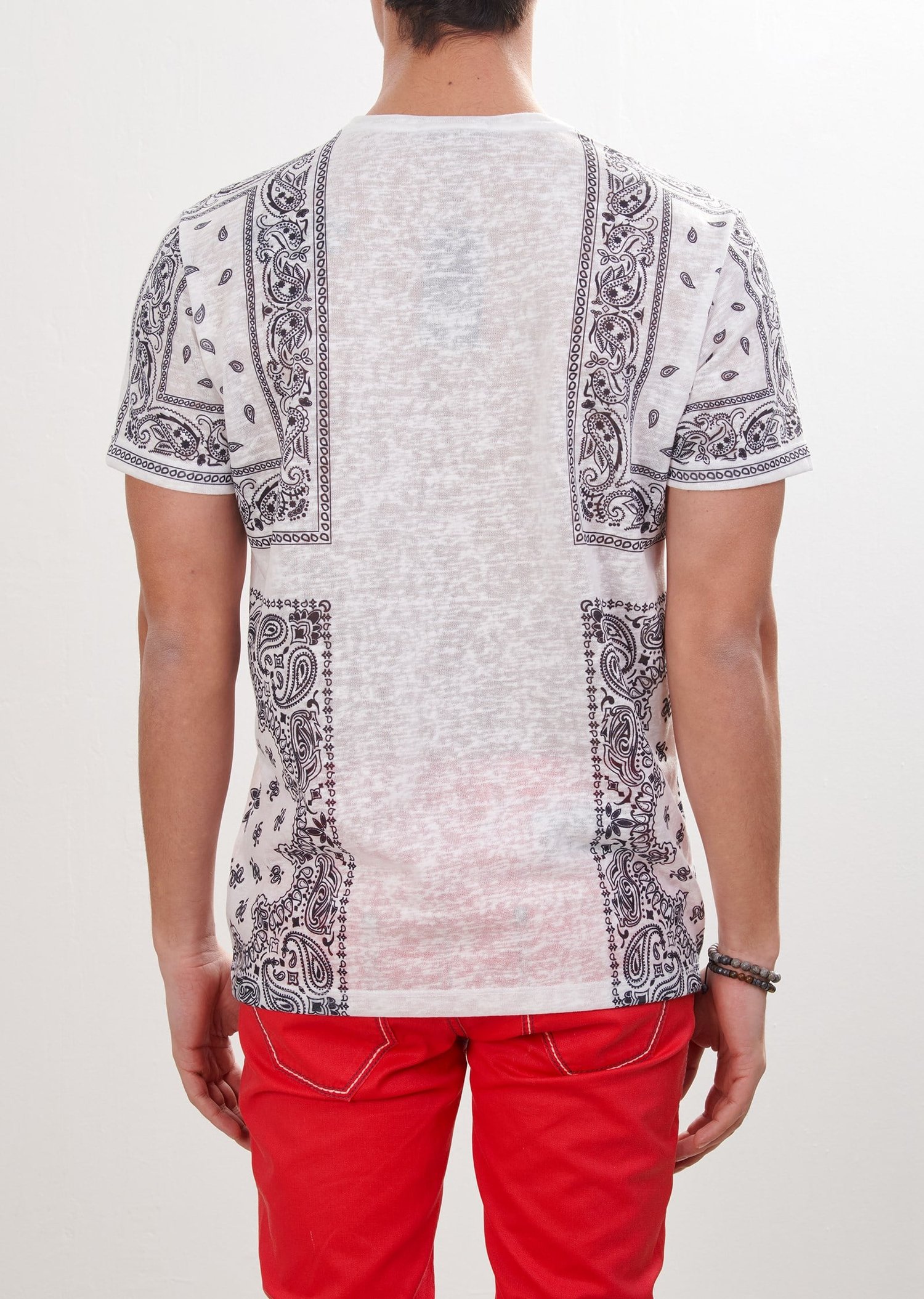 Şal Desenli Beyaz V Yaka T-Shirt