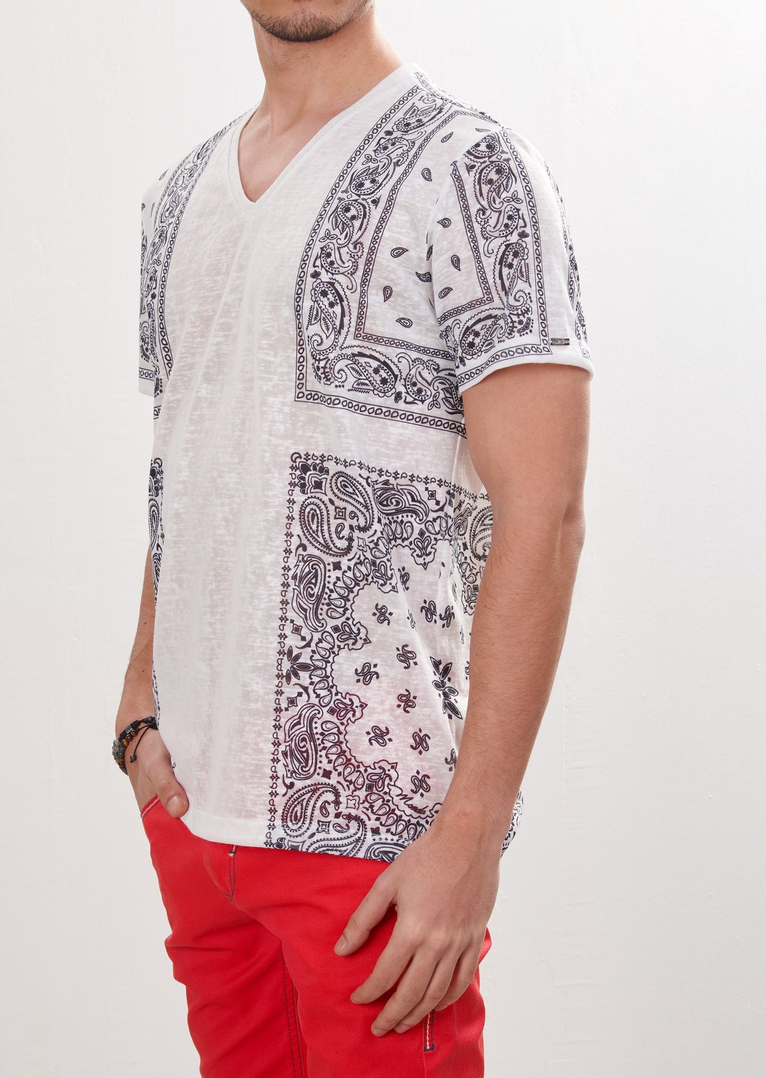 Şal Desenli Beyaz V Yaka T-Shirt