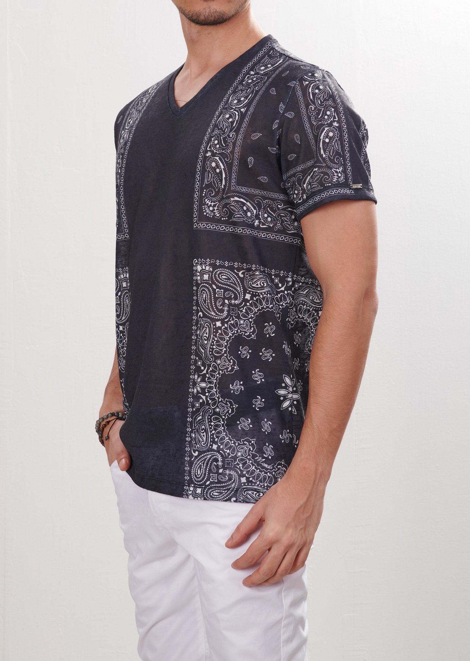 Şal Desenli Siyah V Yaka T-Shirt