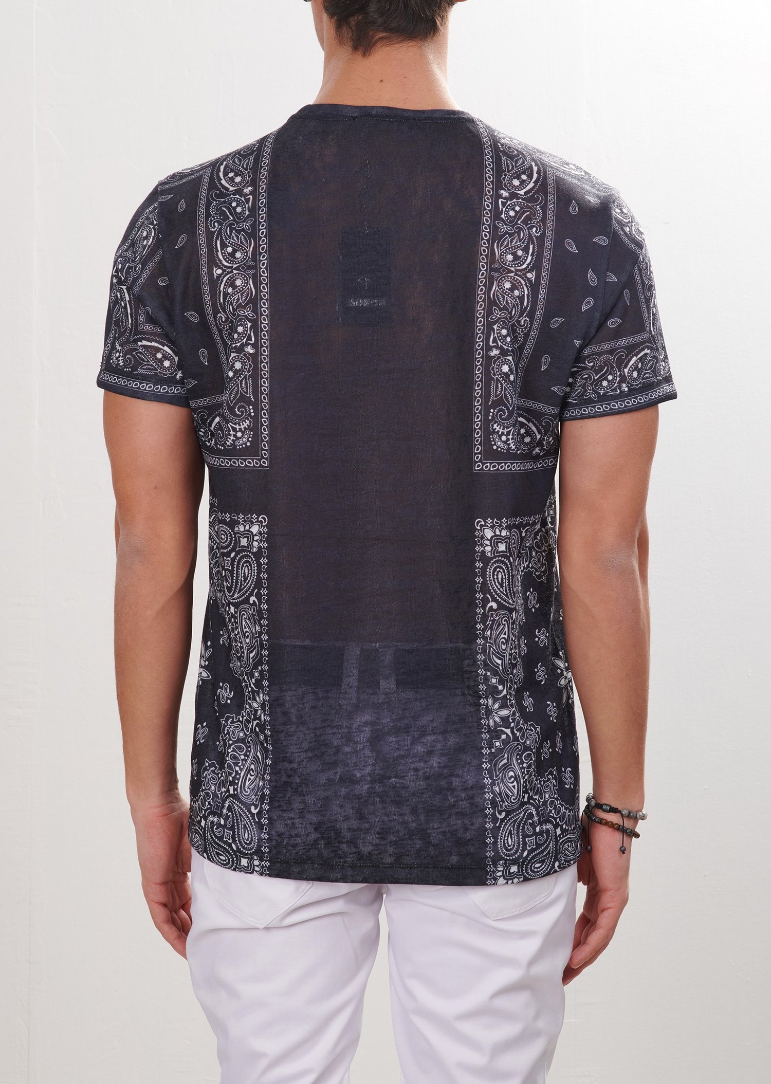 Şal Desenli Siyah V Yaka T-Shirt
