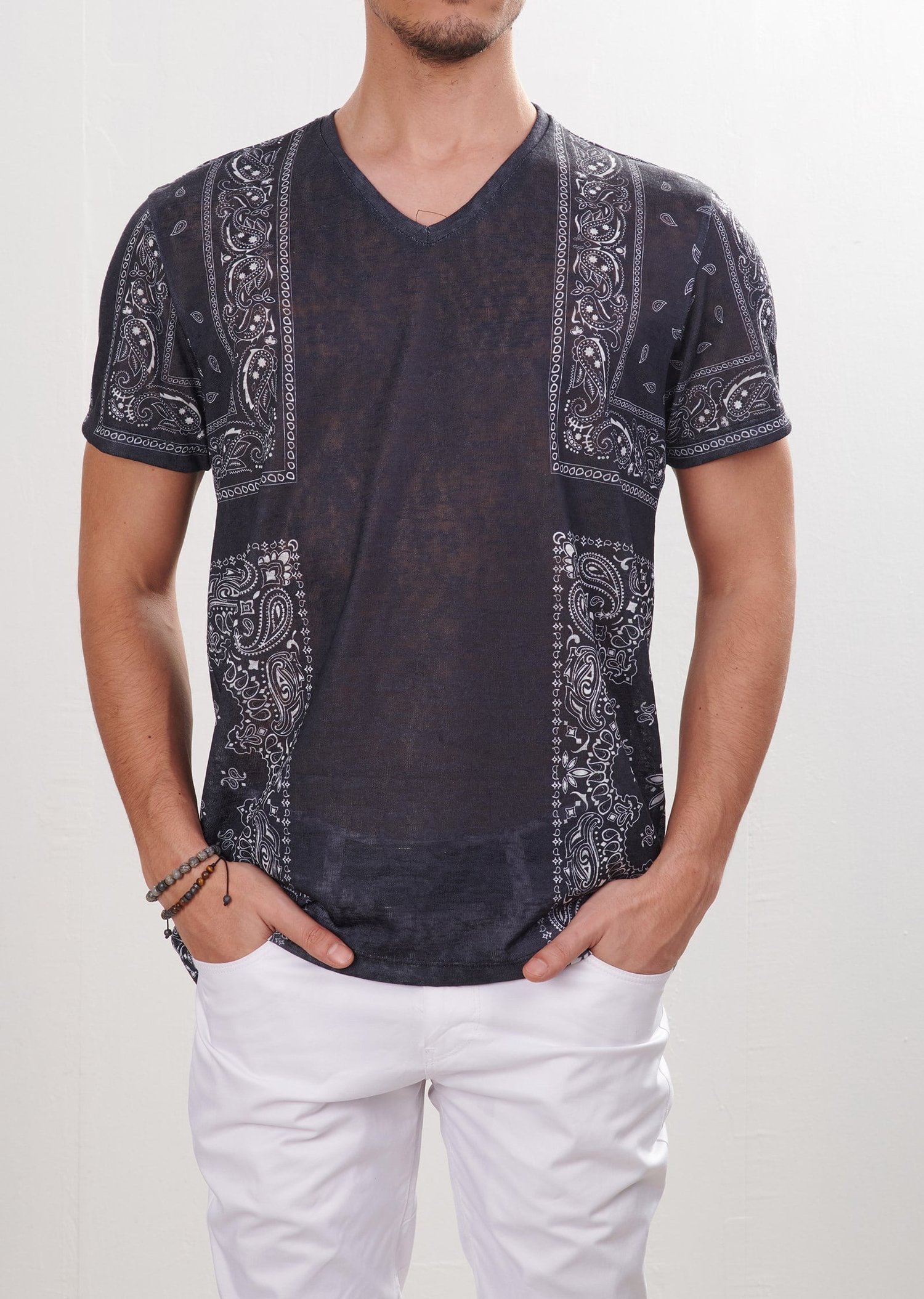 Şal Desenli Siyah V Yaka T-Shirt