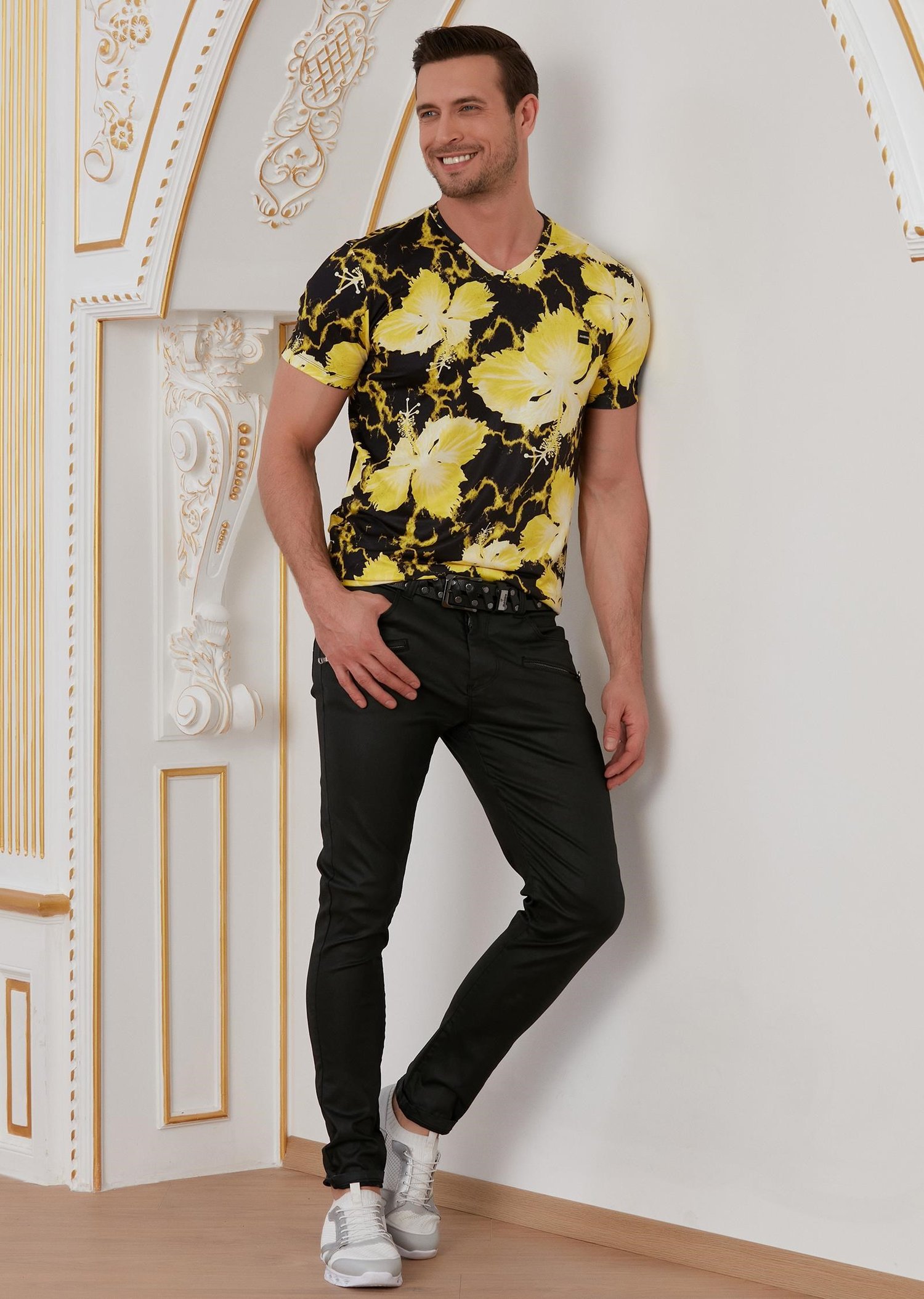 Sarı Çiçek Desenli V Yaka T-Shirt