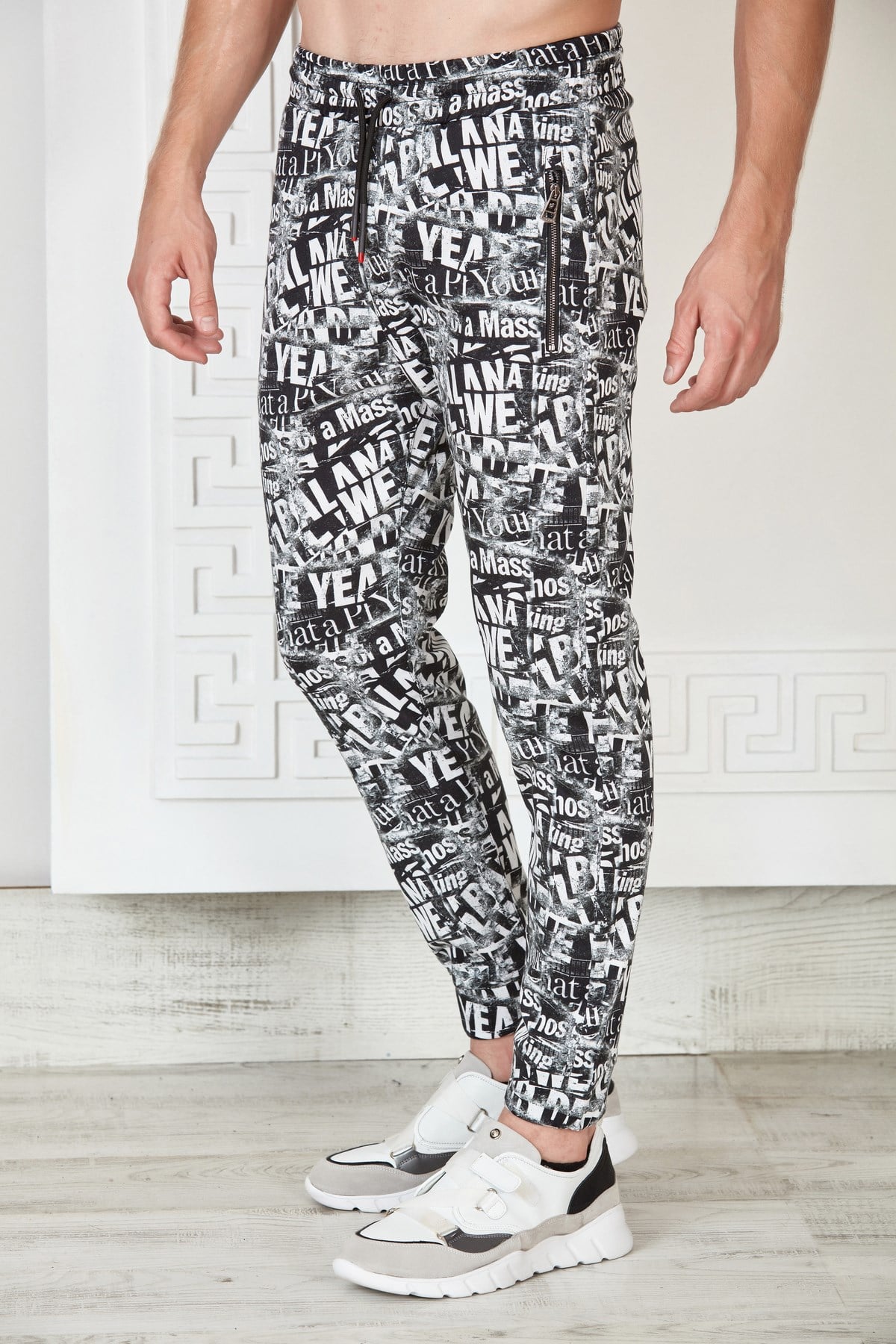 Siyah-Beyaz Harf Desenli Jogger Pantolon