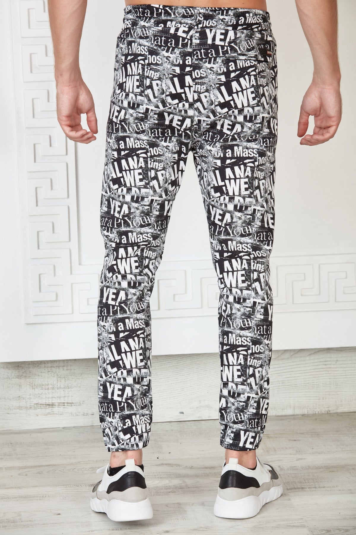 Siyah-Beyaz Harf Desenli Jogger Pantolon
