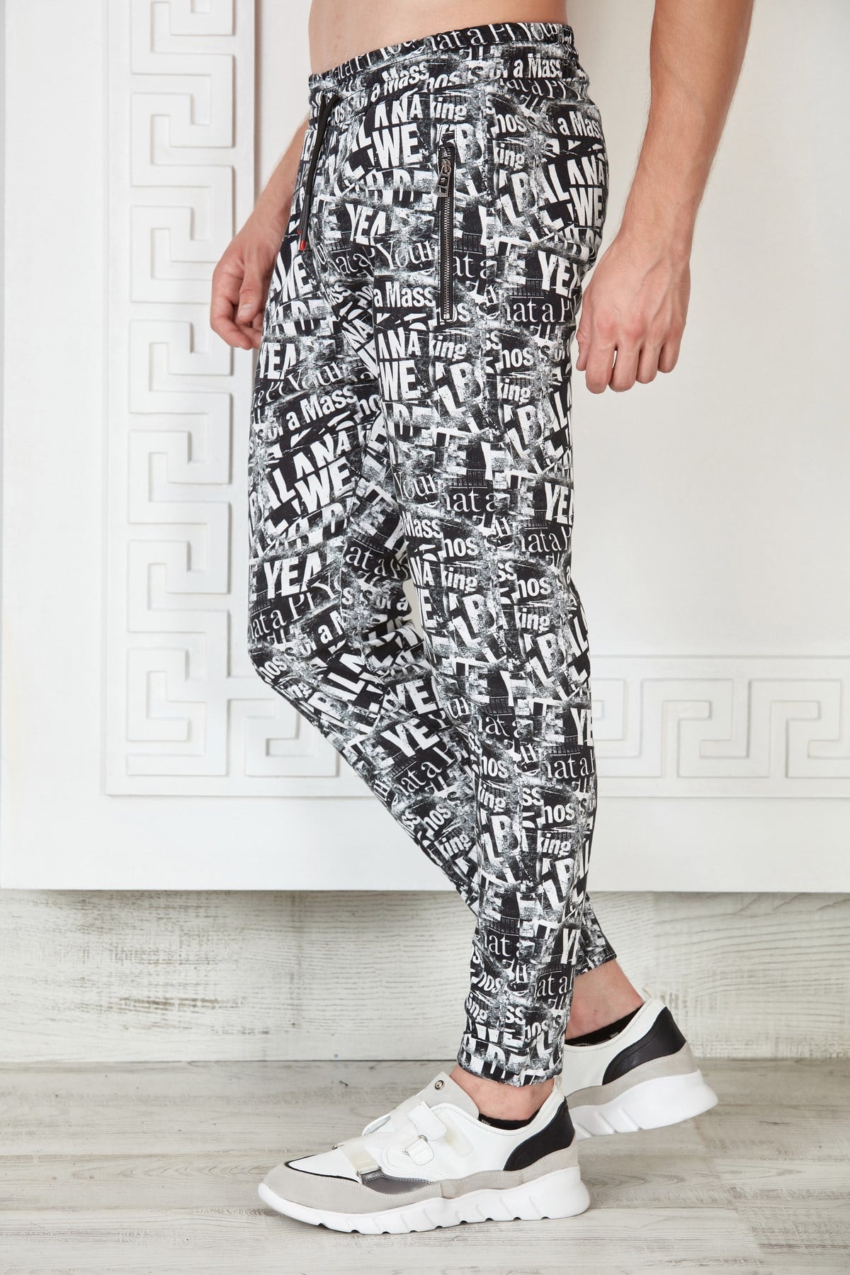 Siyah-Beyaz Harf Desenli Jogger Pantolon