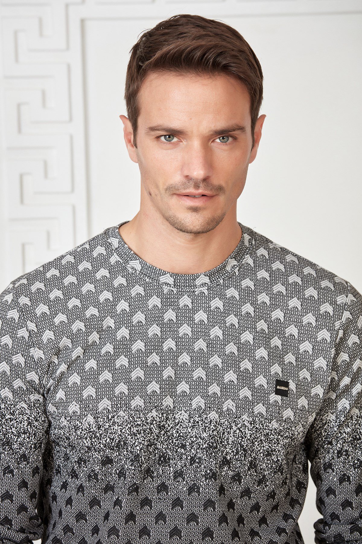 Siyah-Beyaz Renk Geçişli Çavuş Desenli Sweatshirt