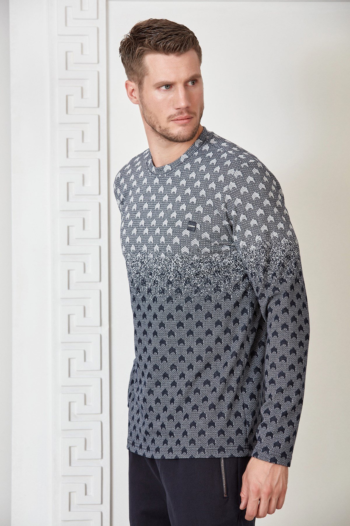 Siyah-Beyaz Renk Geçişli Çavuş Desenli Sweatshirt
