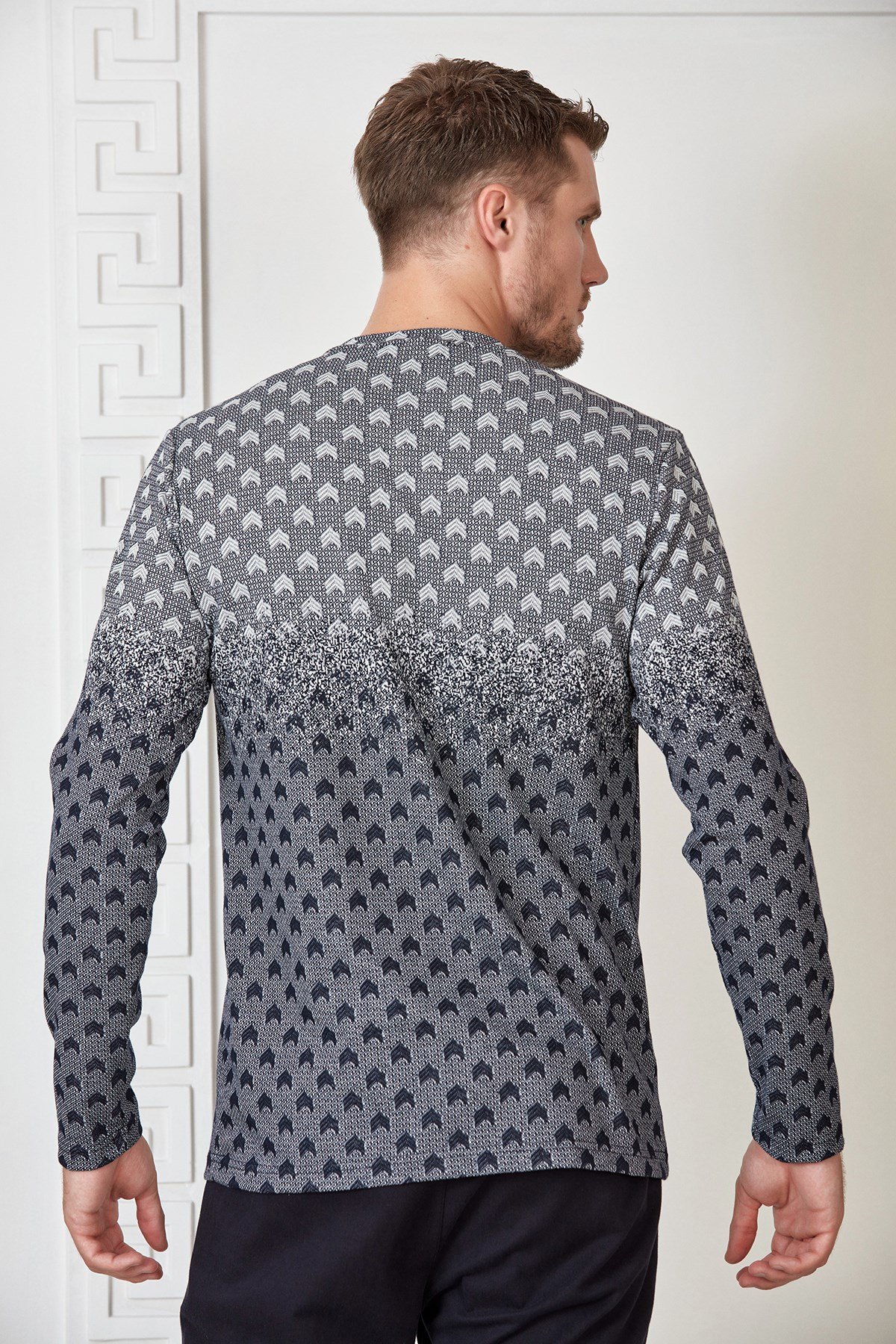 Siyah-Beyaz Renk Geçişli Çavuş Desenli Sweatshirt