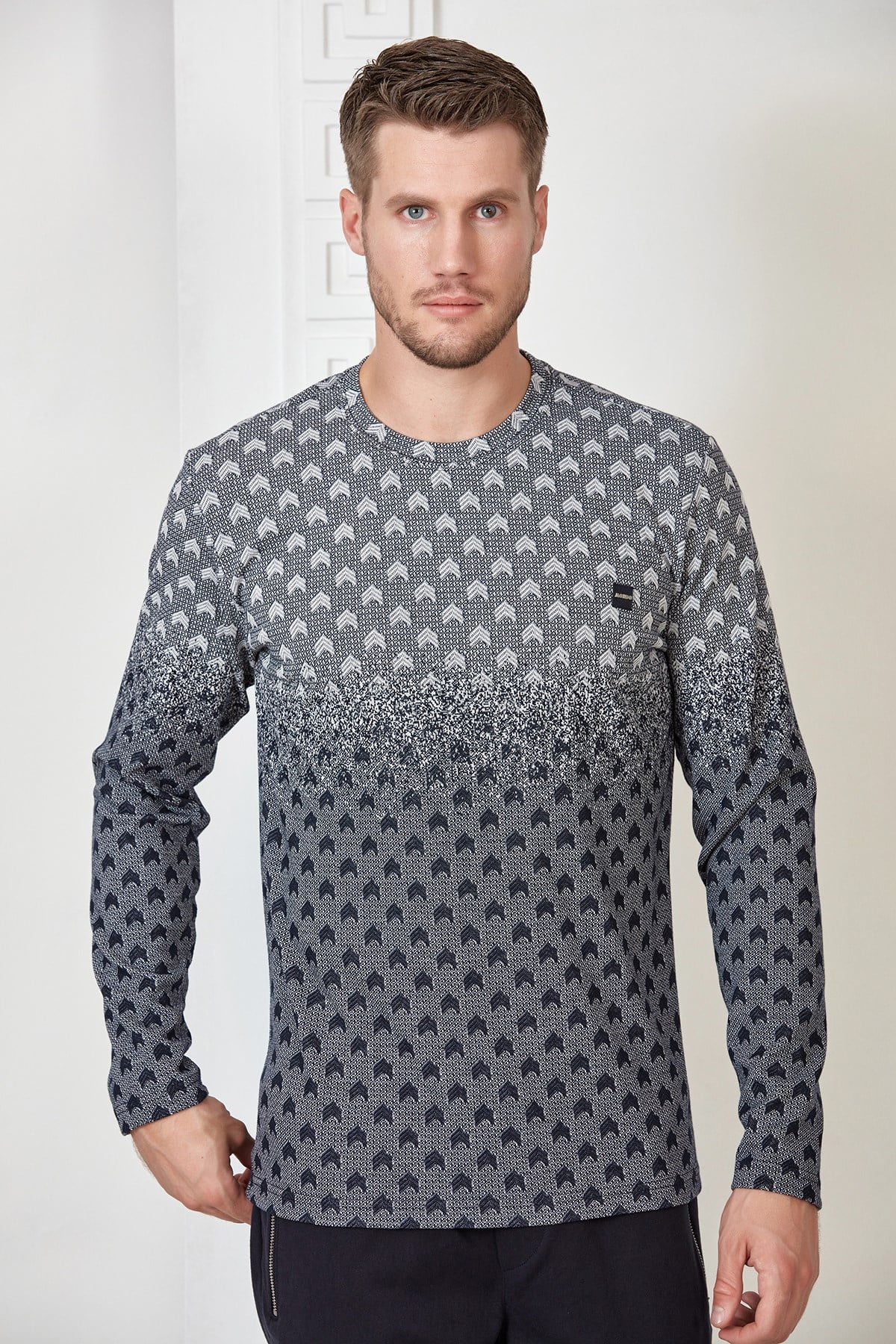 Siyah-Beyaz Renk Geçişli Çavuş Desenli Sweatshirt