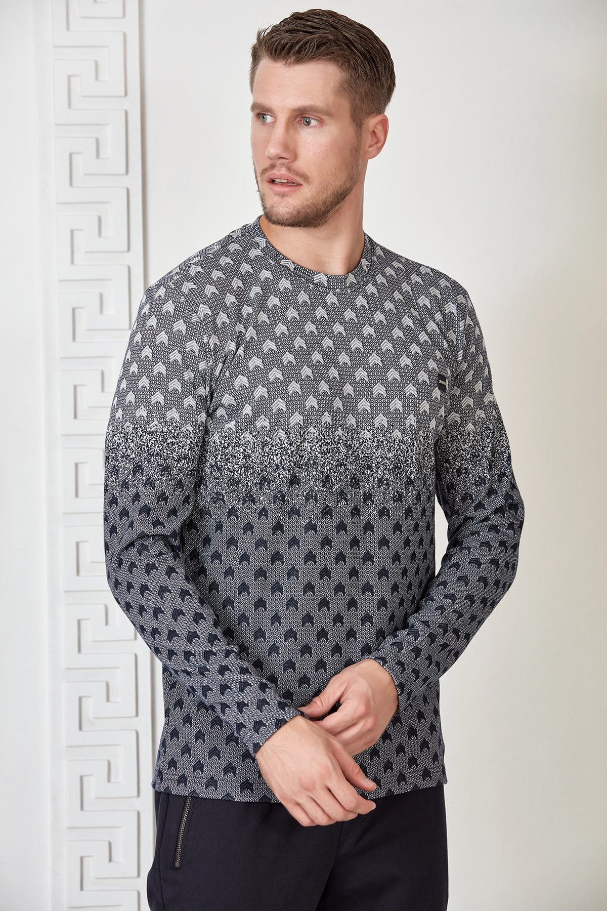 Siyah-Beyaz Renk Geçişli Çavuş Desenli Sweatshirt