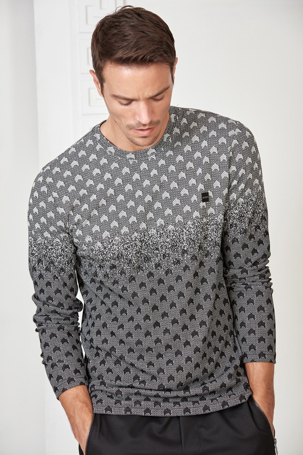 Siyah-Beyaz Renk Geçişli Çavuş Desenli Sweatshirt