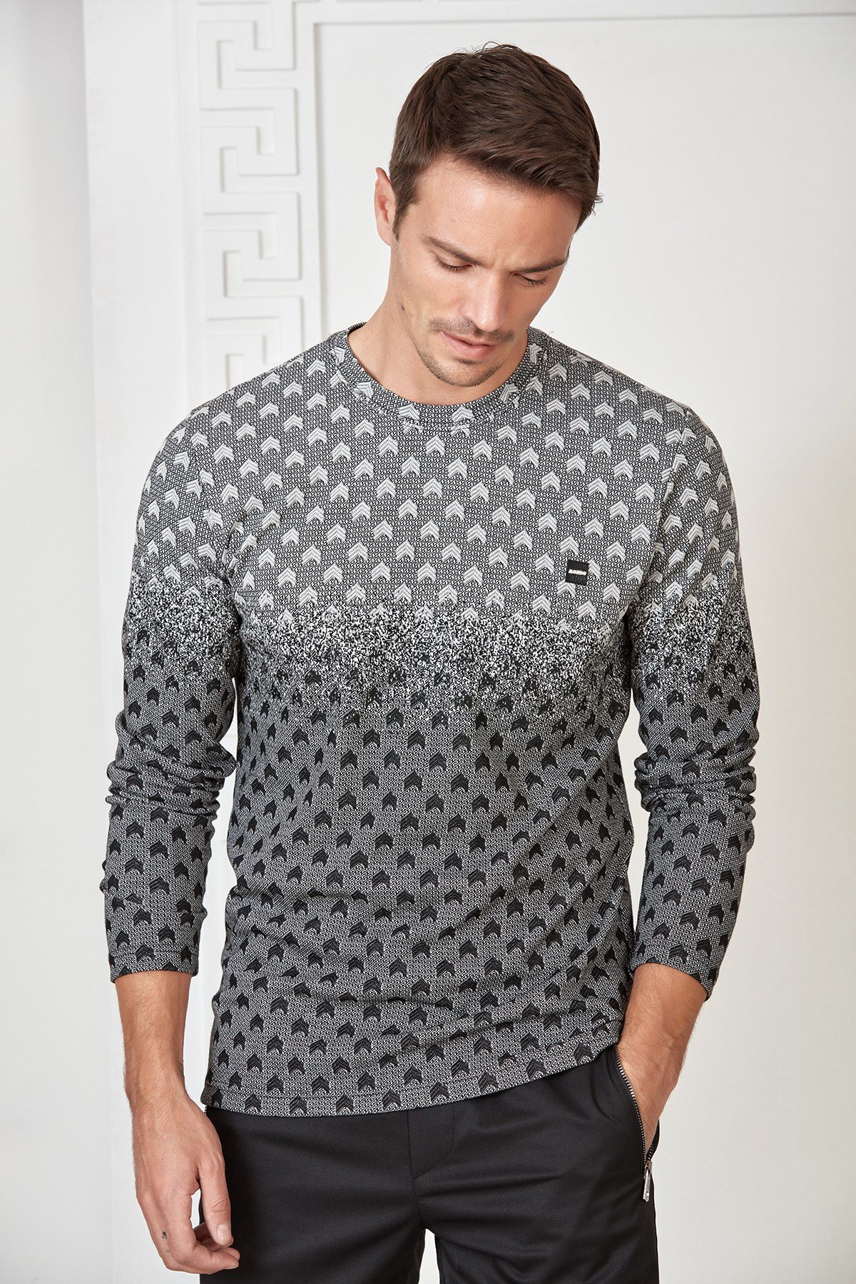 Siyah-Beyaz Renk Geçişli Çavuş Desenli Sweatshirt
