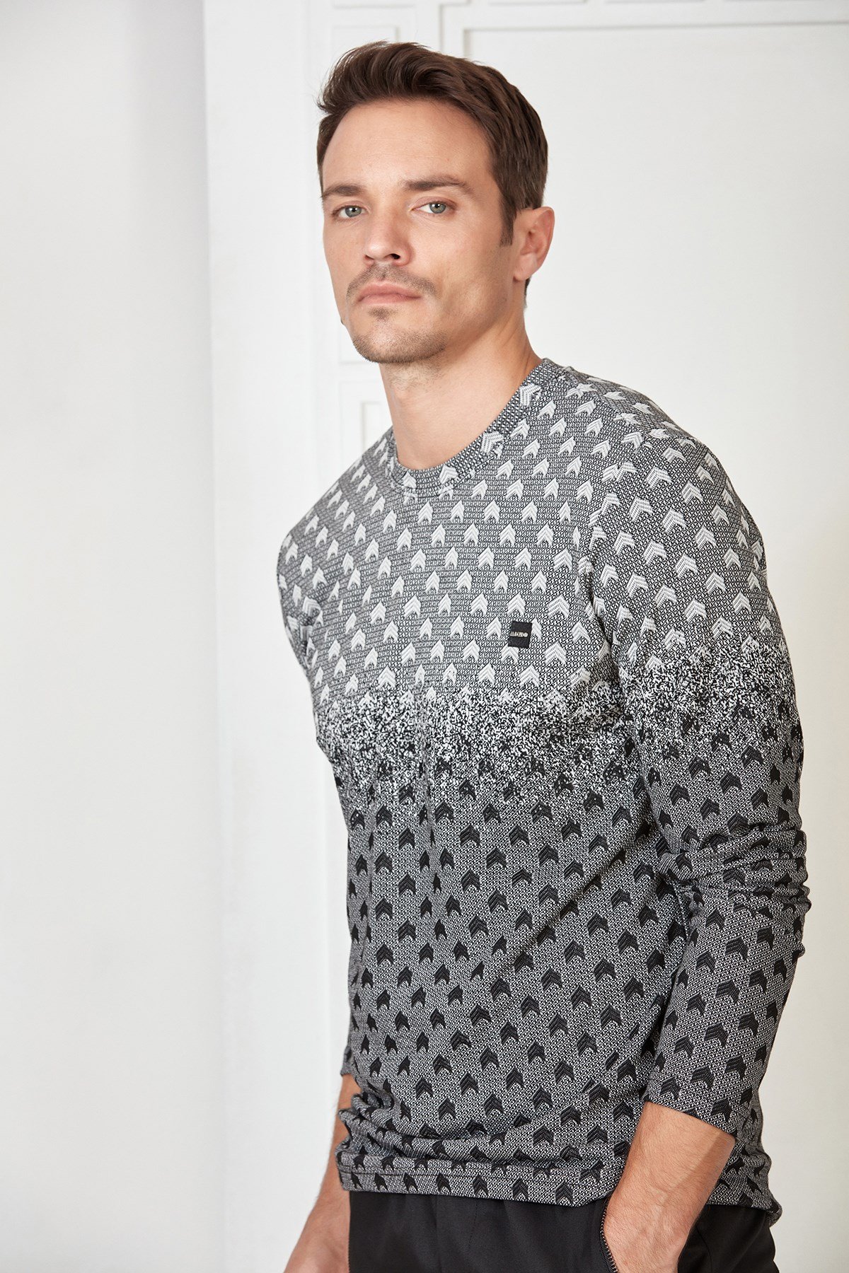Siyah-Beyaz Renk Geçişli Çavuş Desenli Sweatshirt