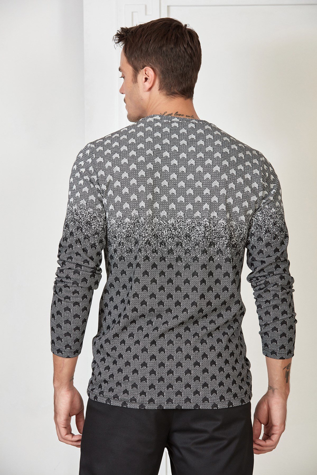 Siyah-Beyaz Renk Geçişli Çavuş Desenli Sweatshirt