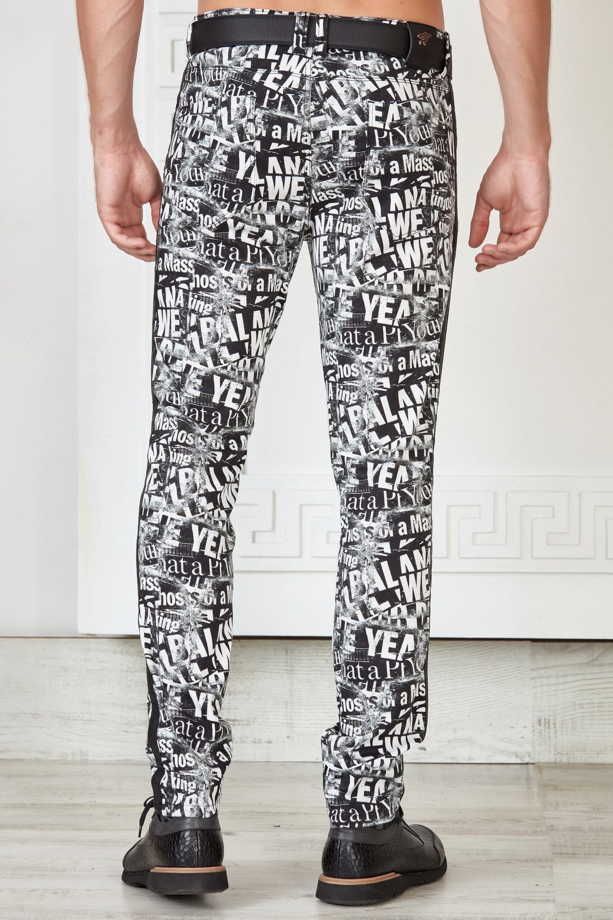 Siyah Beyaz Yazı Desenli Yanı Şeritli Slim Fit Pantolon