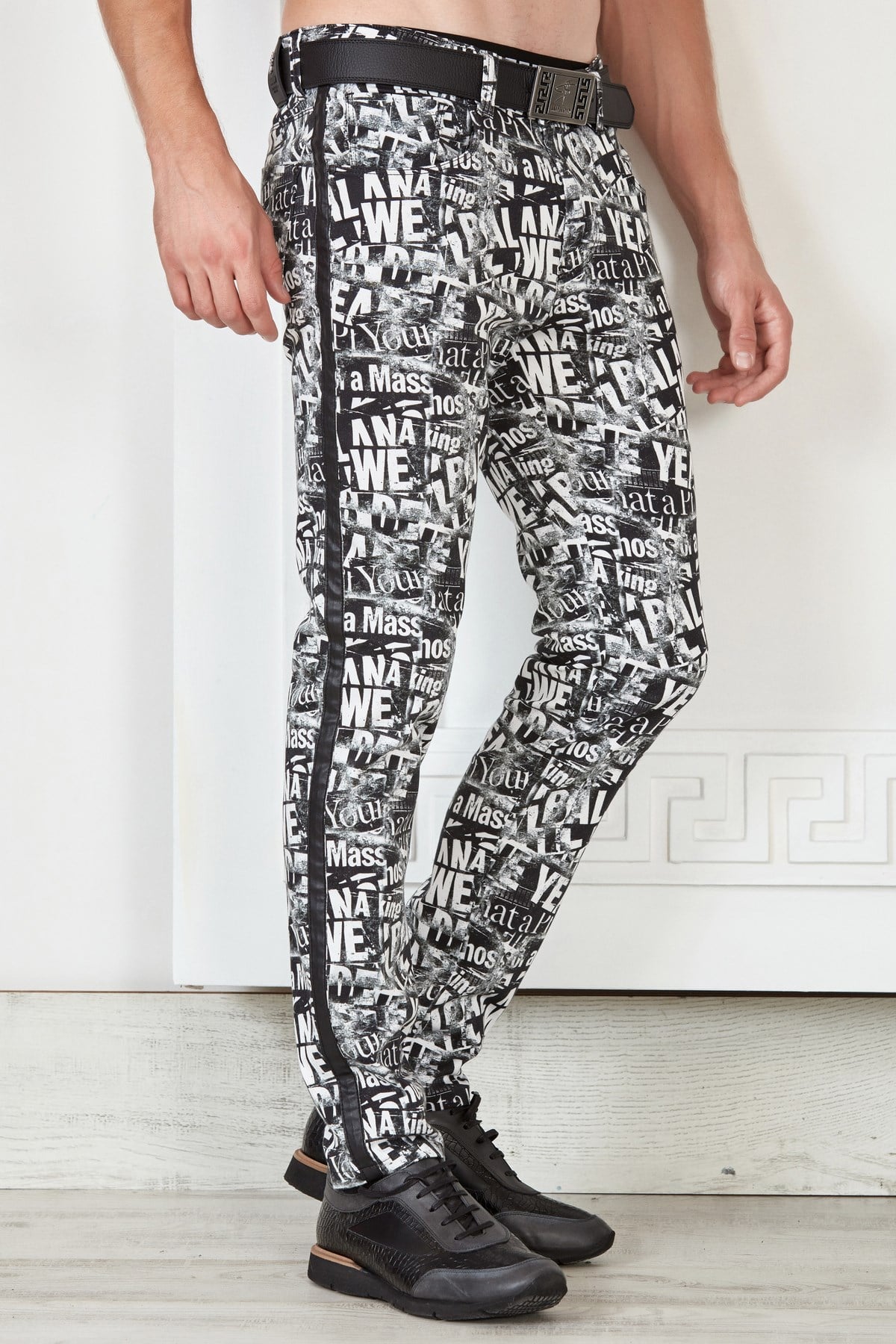 Siyah Beyaz Yazı Desenli Yanı Şeritli Slim Fit Pantolon