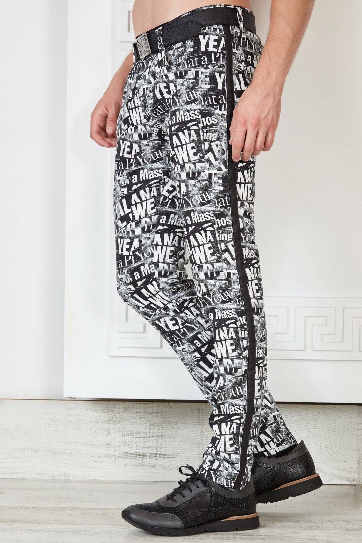 Siyah Beyaz Yazı Desenli Yanı Şeritli Slim Fit Pantolon