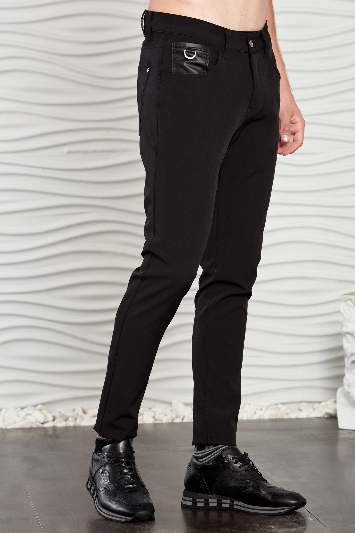 Siyah Cebi Aksesuarlı Slim Fit Pantolon