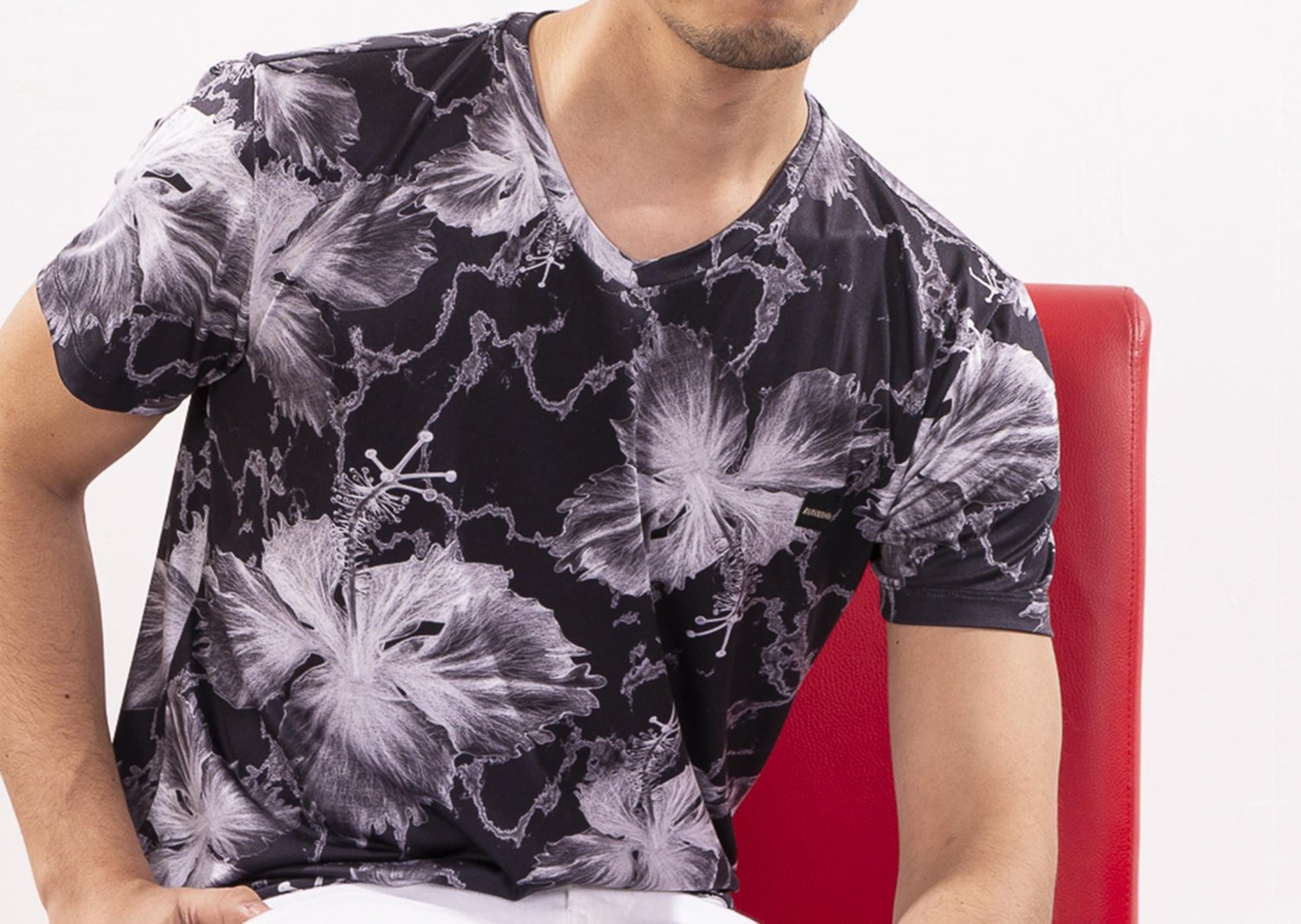 Siyah Çiçek Baskılı V Yaka T-Shirt