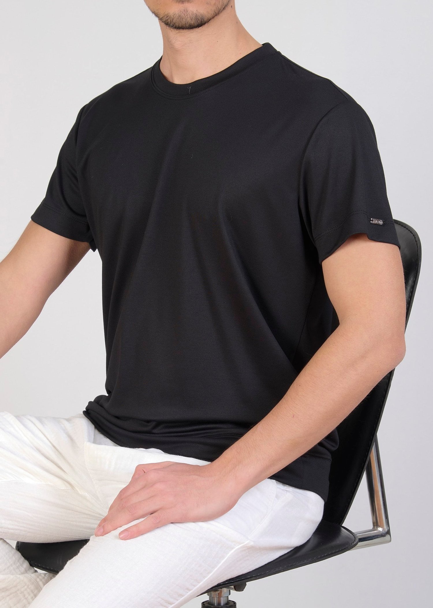 Siyah Metal Logo Detaylı Oval Yaka T-Shirt