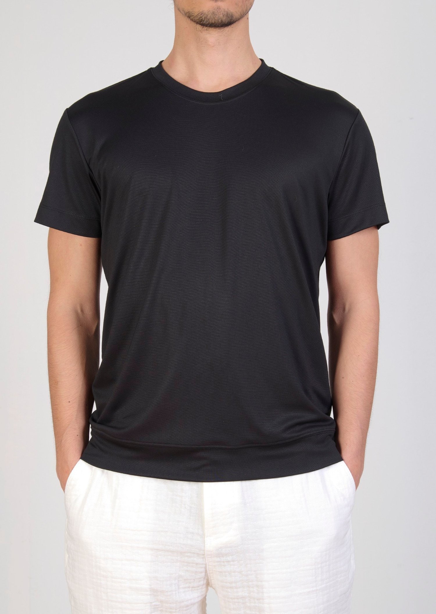 Siyah Metal Logo Detaylı Oval Yaka T-Shirt