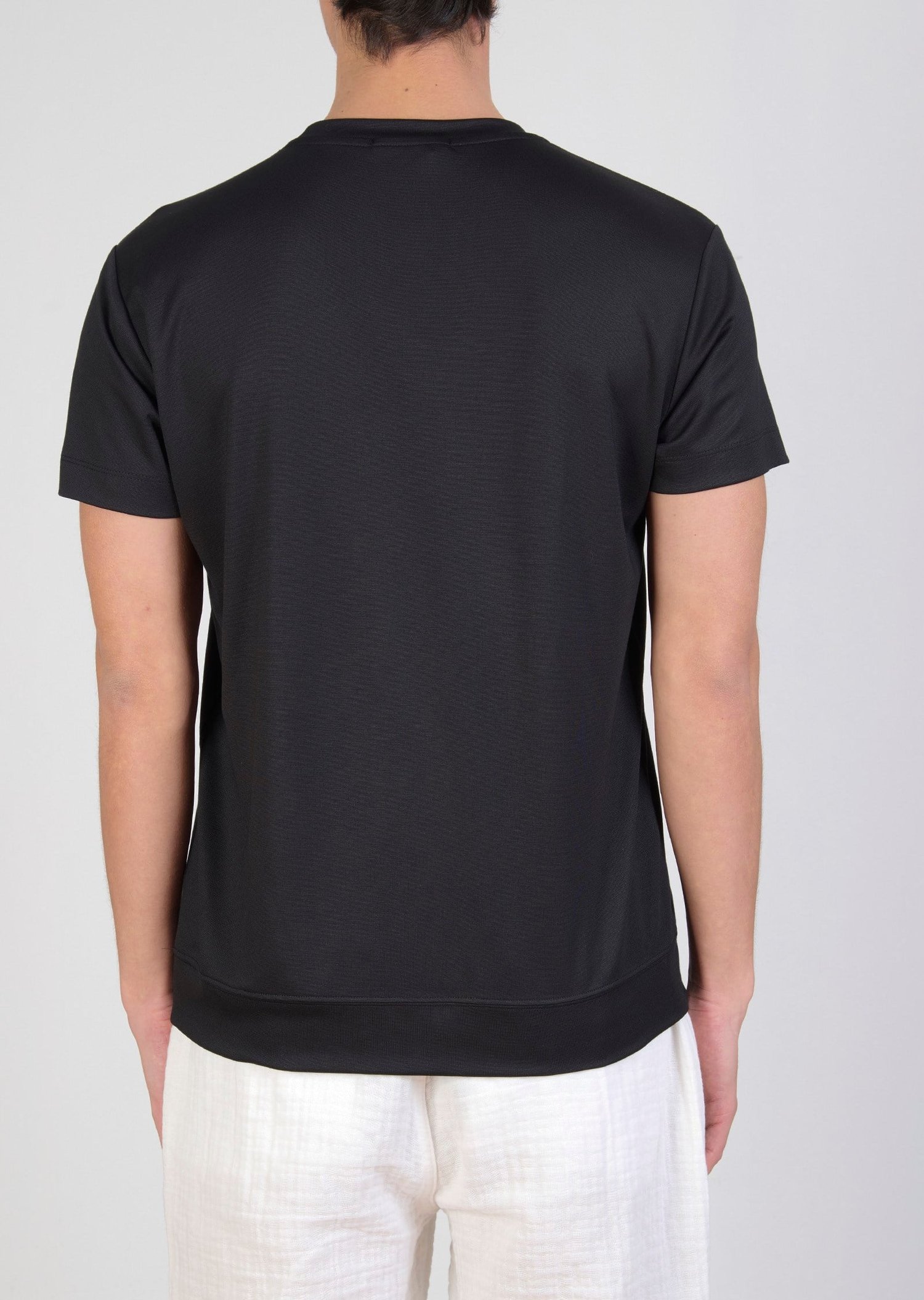 Siyah Metal Logo Detaylı Oval Yaka T-Shirt