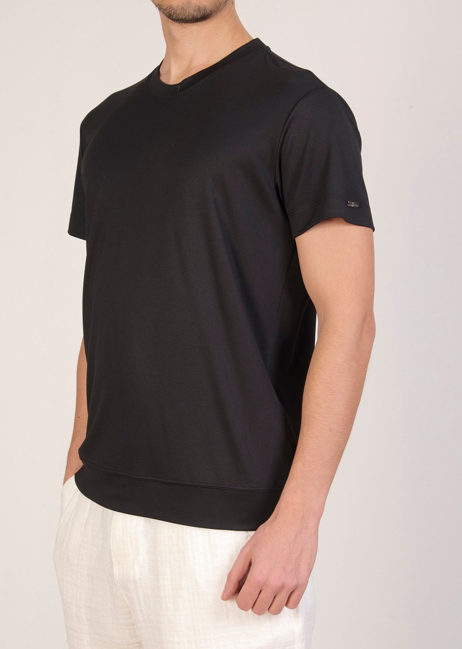 Siyah Metal Logo Detaylı Oval Yaka T-Shirt